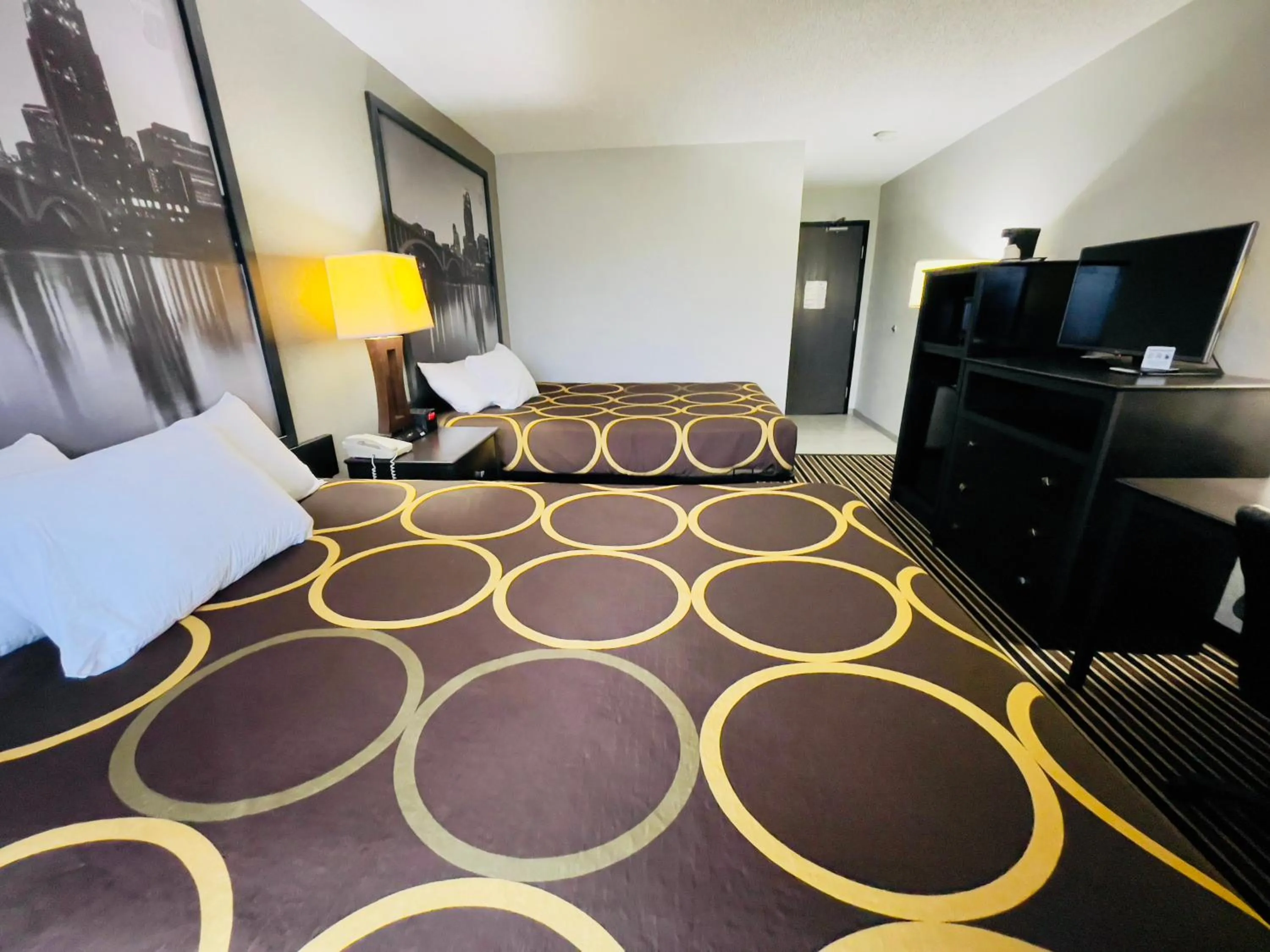 Bedroom, Bed in Super 8 by Wyndham Shakopee
