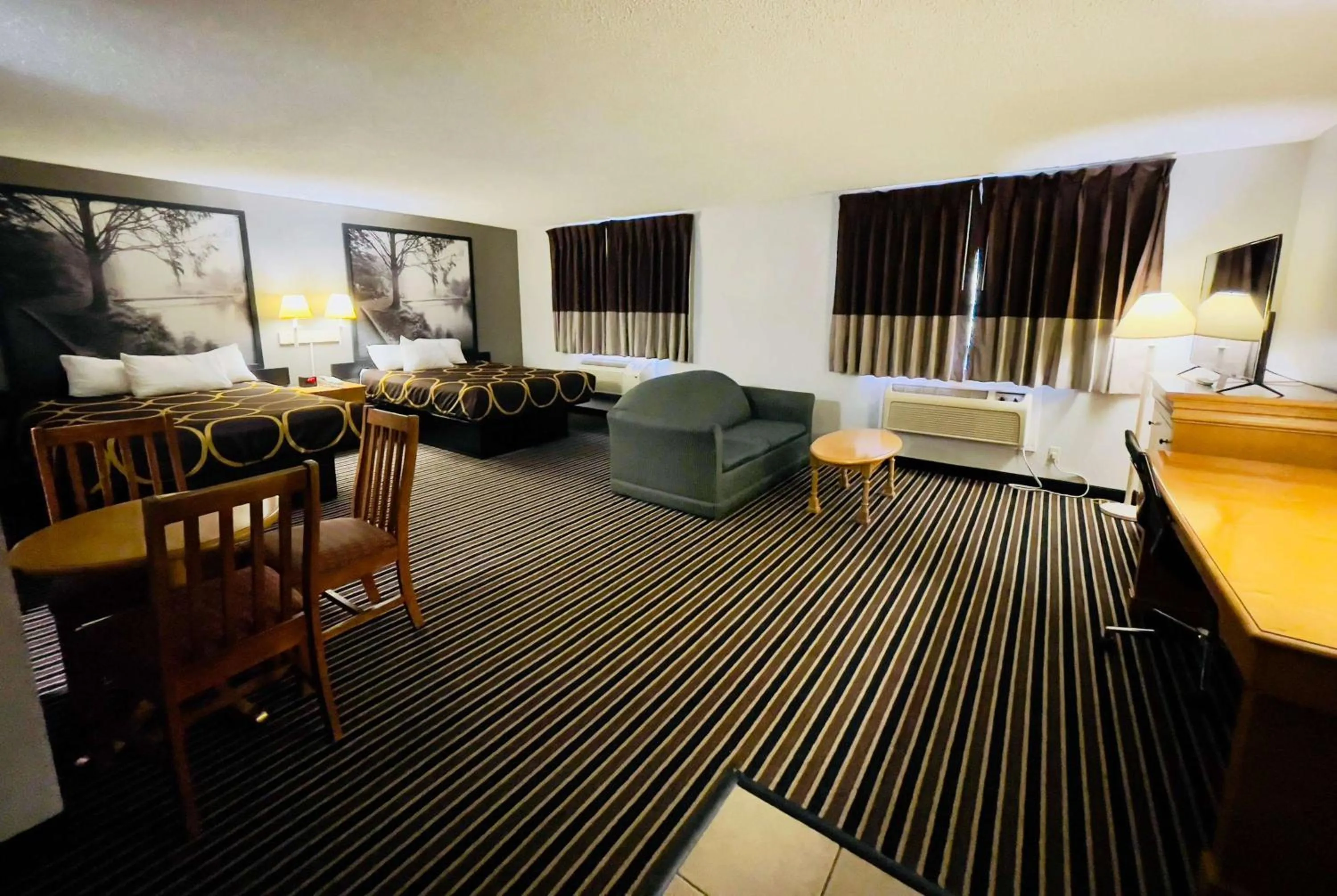 Photo of the whole room, Bed in Super 8 by Wyndham Shakopee