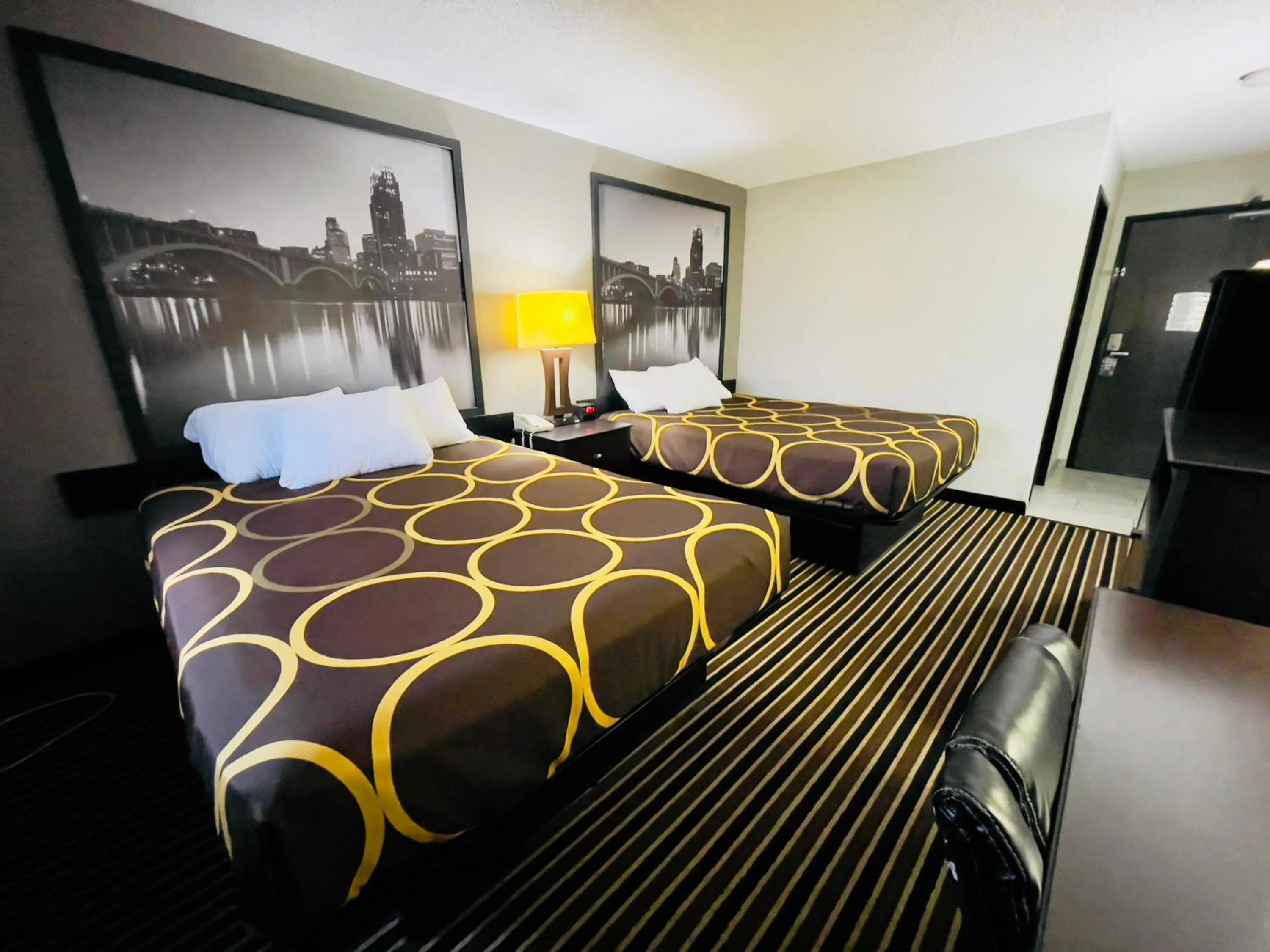 Bedroom, Bed in Super 8 by Wyndham Shakopee