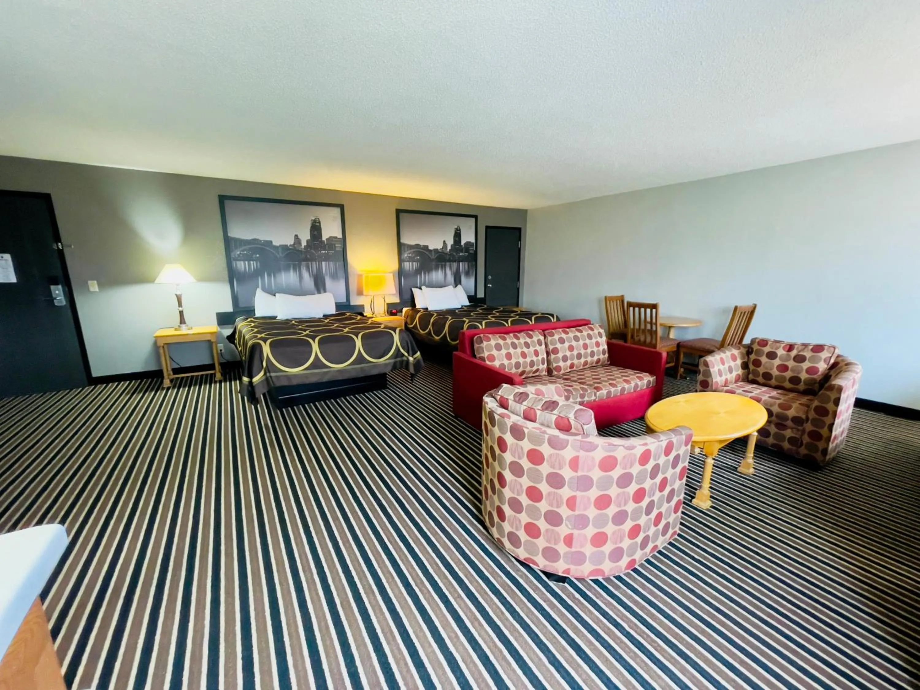 Super 8 by Wyndham Shakopee