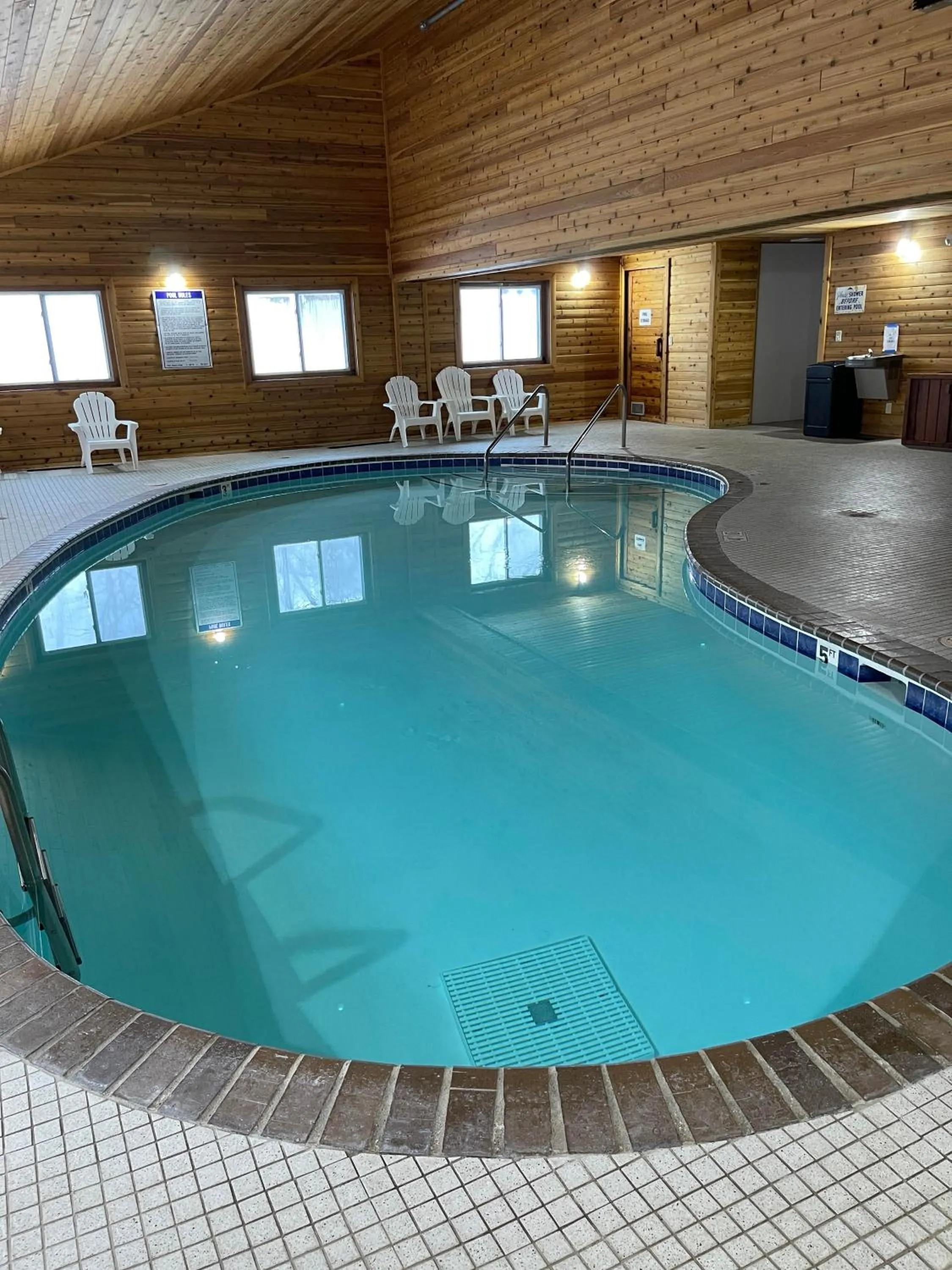 Swimming pool in Super 8 by Wyndham Shakopee