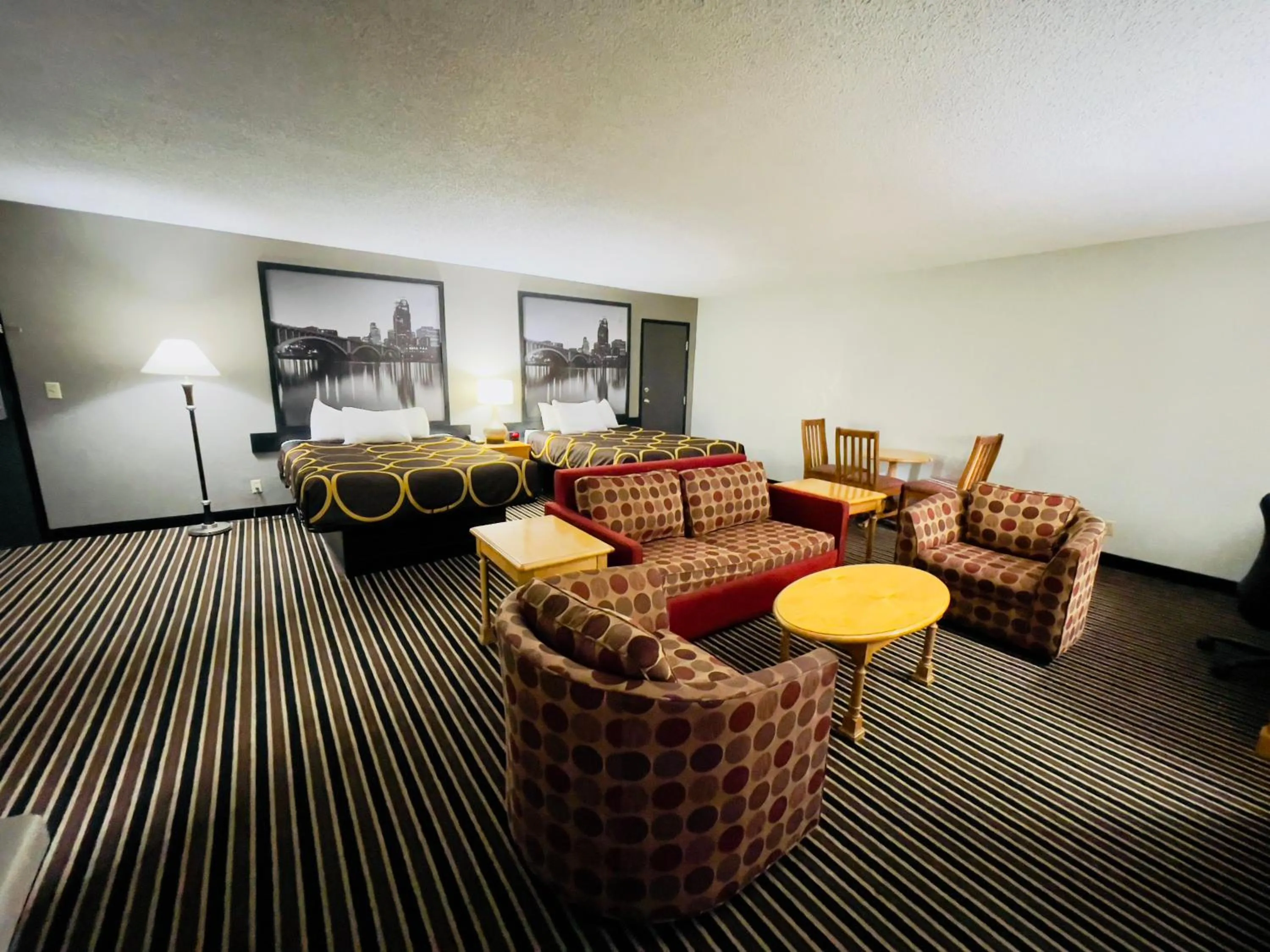 Super 8 by Wyndham Shakopee