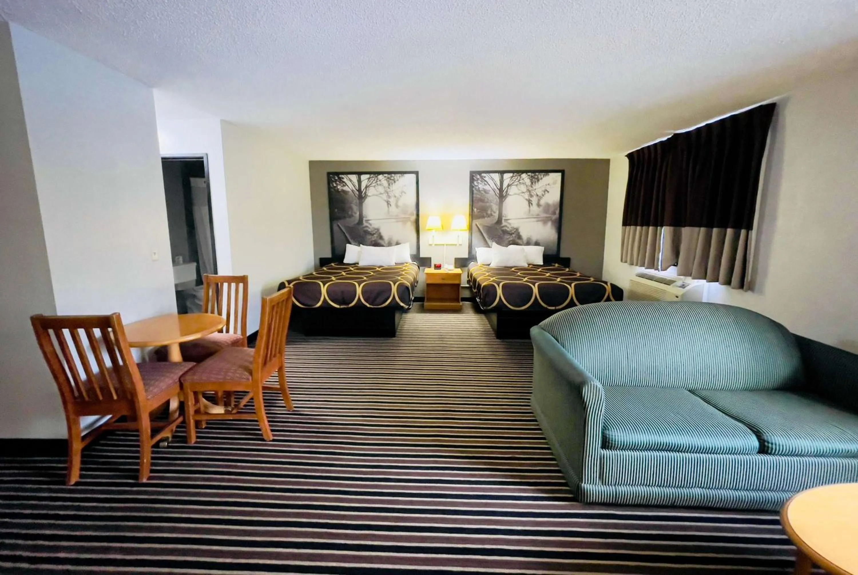 Photo of the whole room, Bed in Super 8 by Wyndham Shakopee