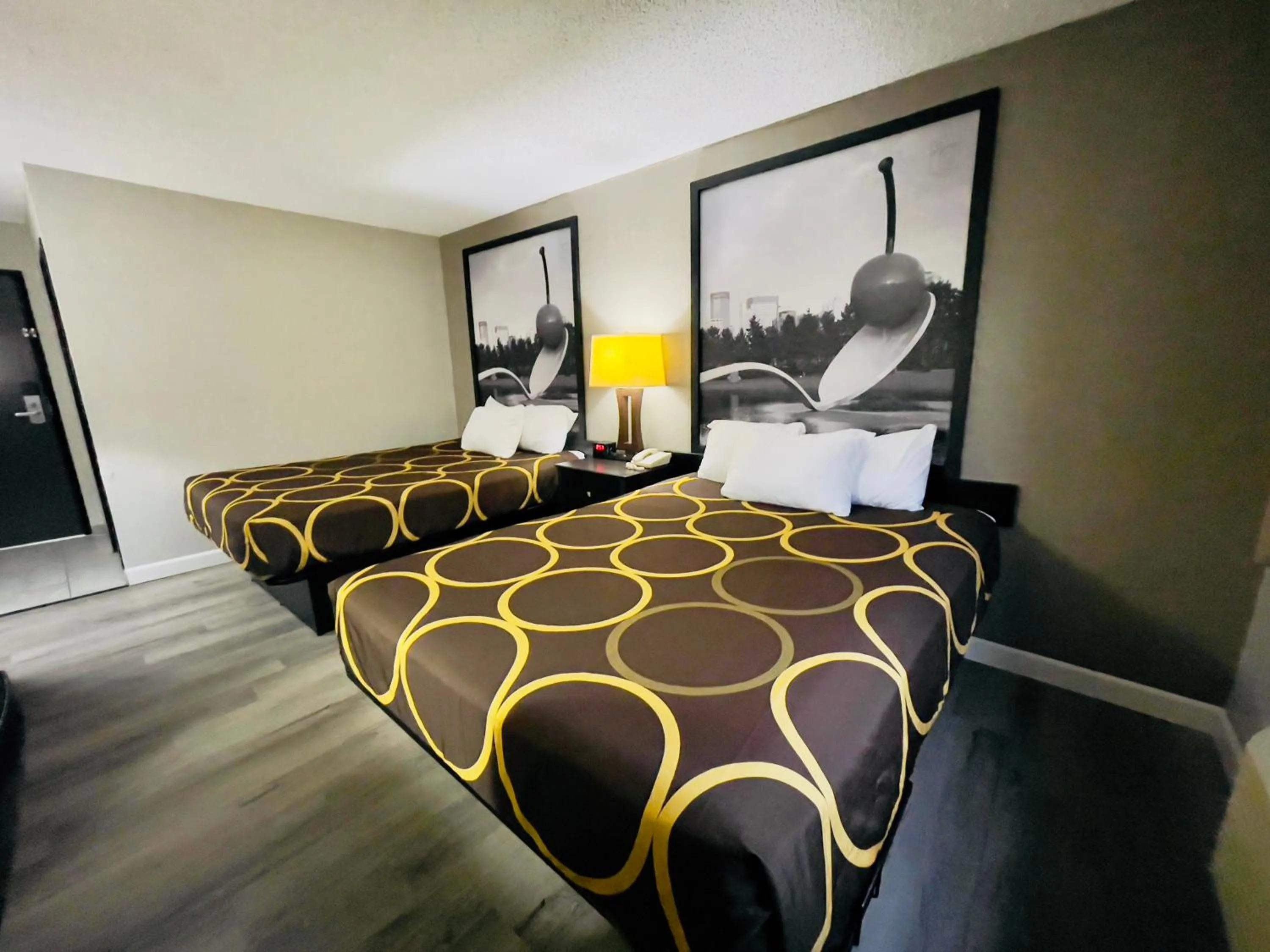Bedroom, Bed in Super 8 by Wyndham Shakopee