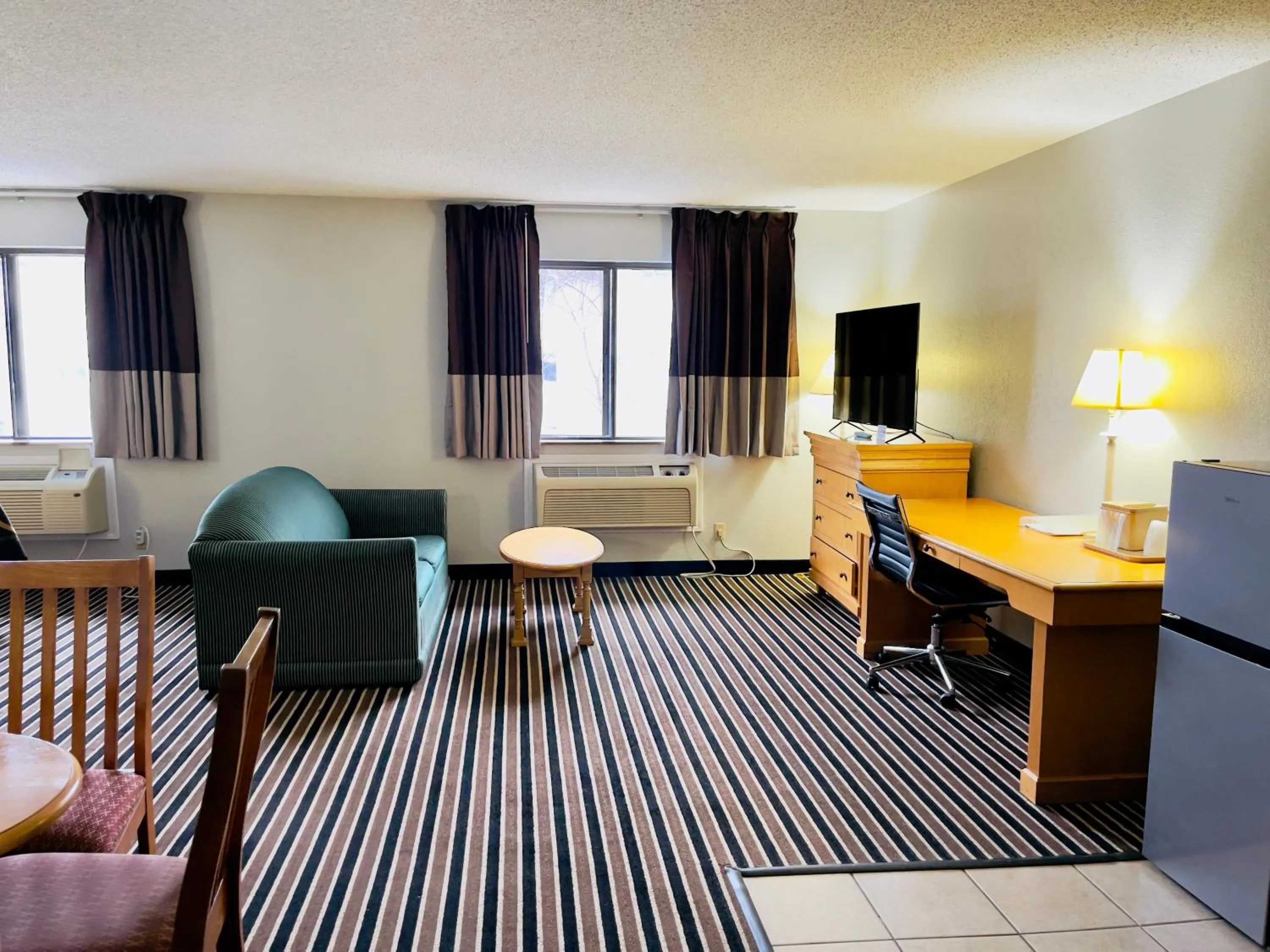 Seating area in Super 8 by Wyndham Shakopee