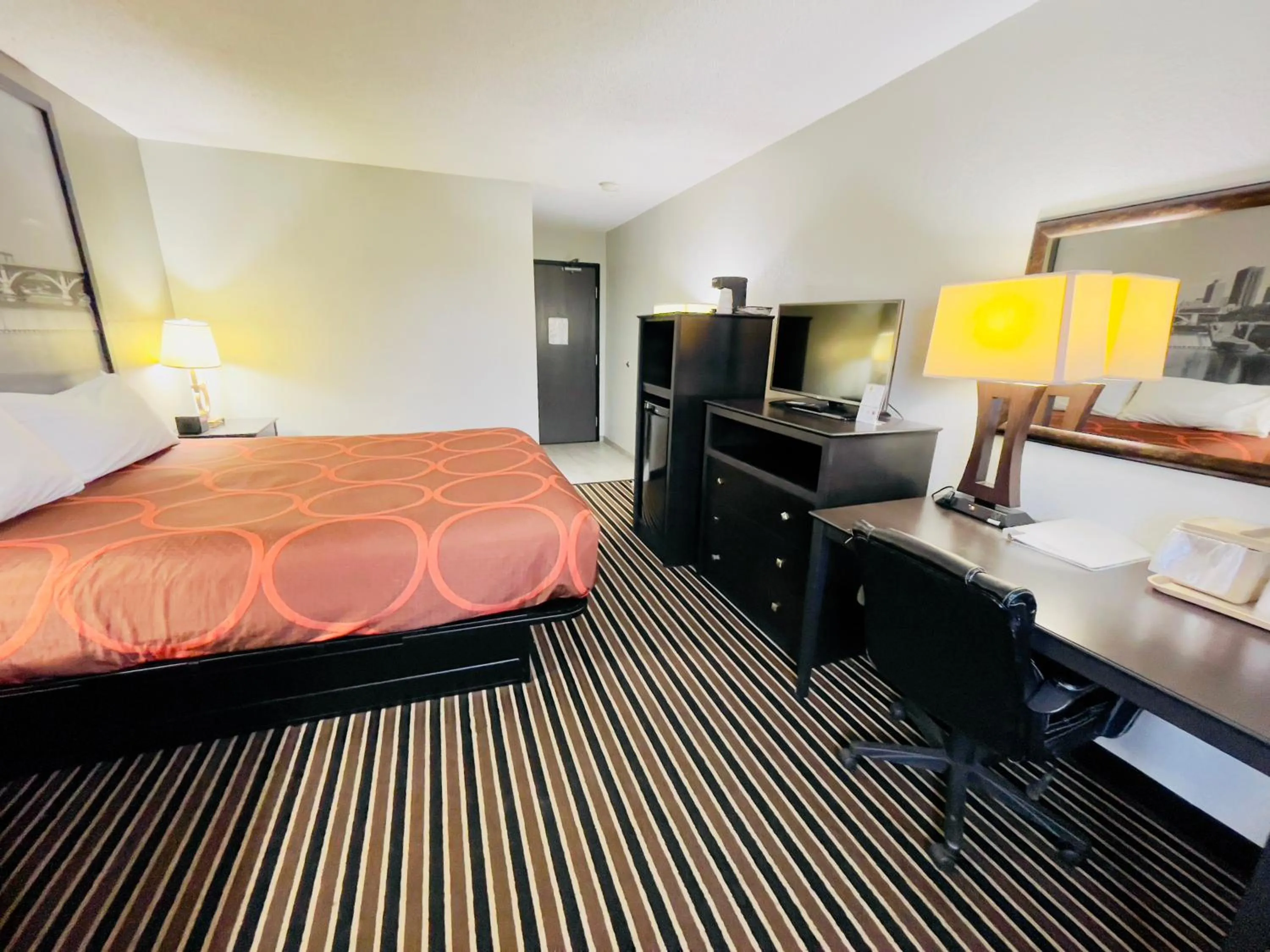 Bedroom, Bed in Super 8 by Wyndham Shakopee