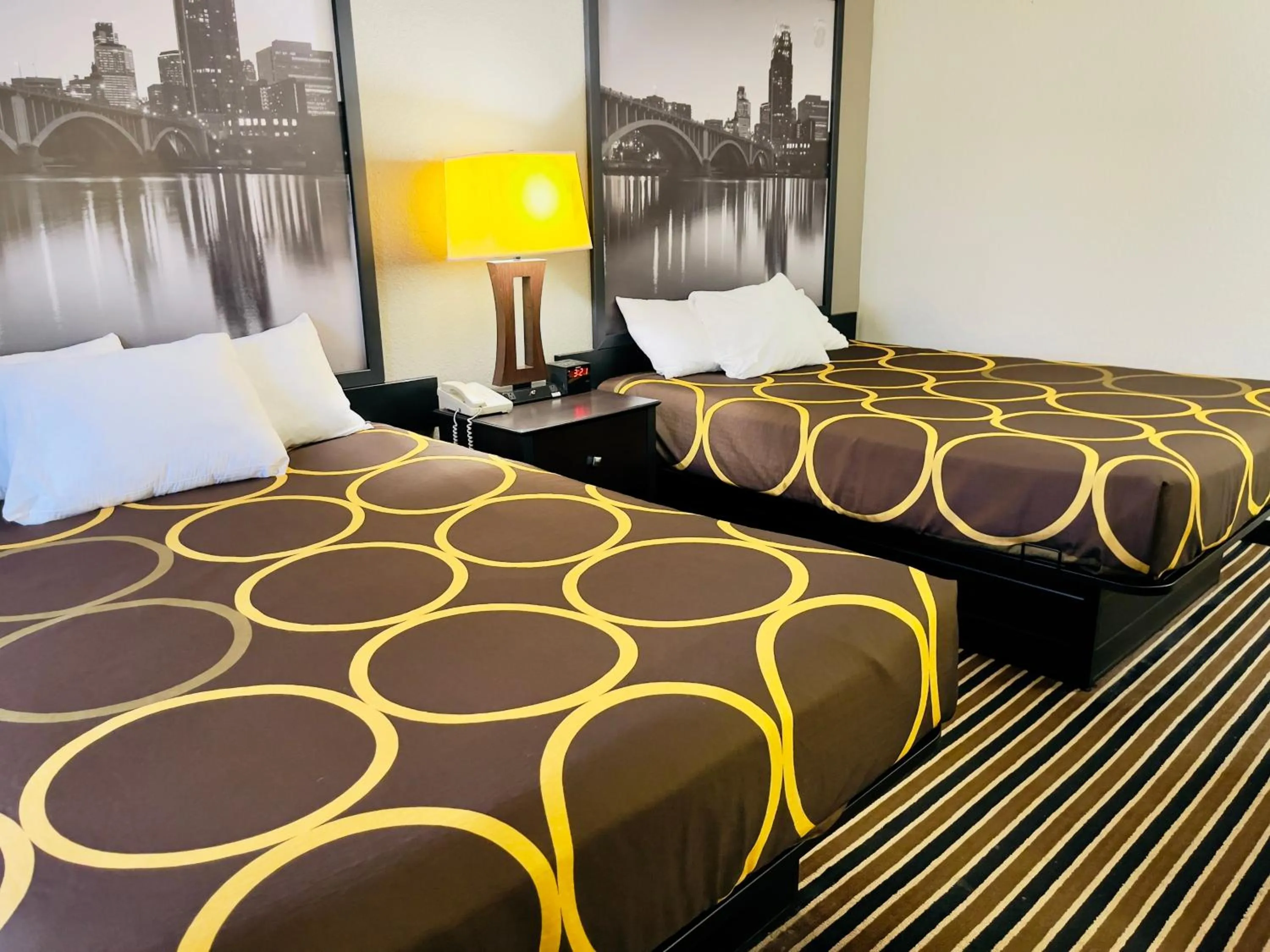 Bedroom, Bed in Super 8 by Wyndham Shakopee