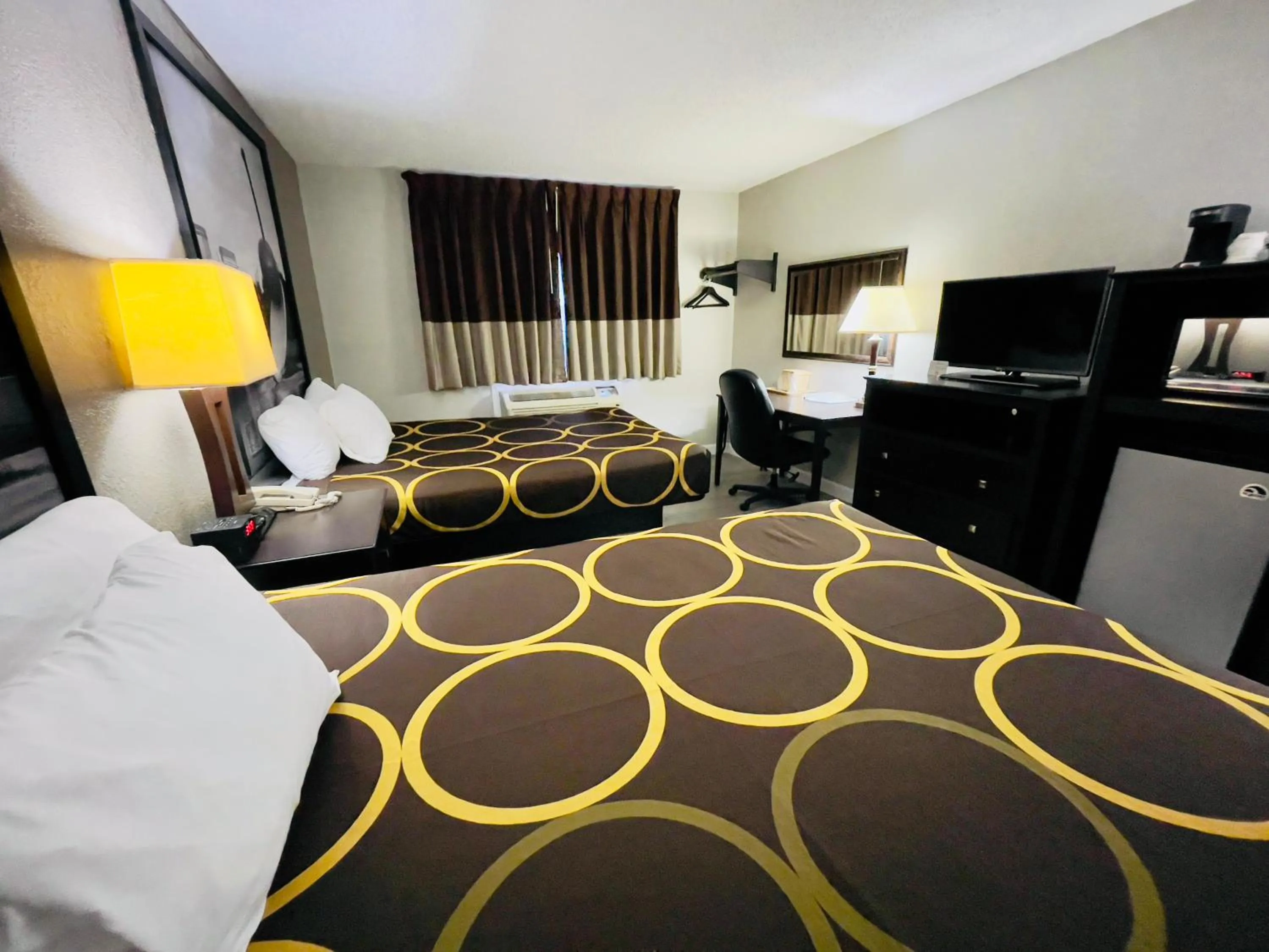 Bedroom, Bed in Super 8 by Wyndham Shakopee