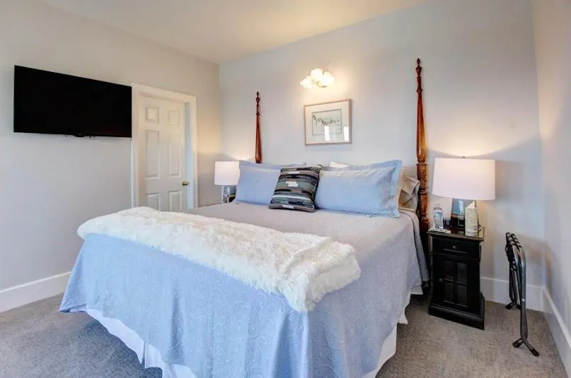 Bed in Anchorage Inn