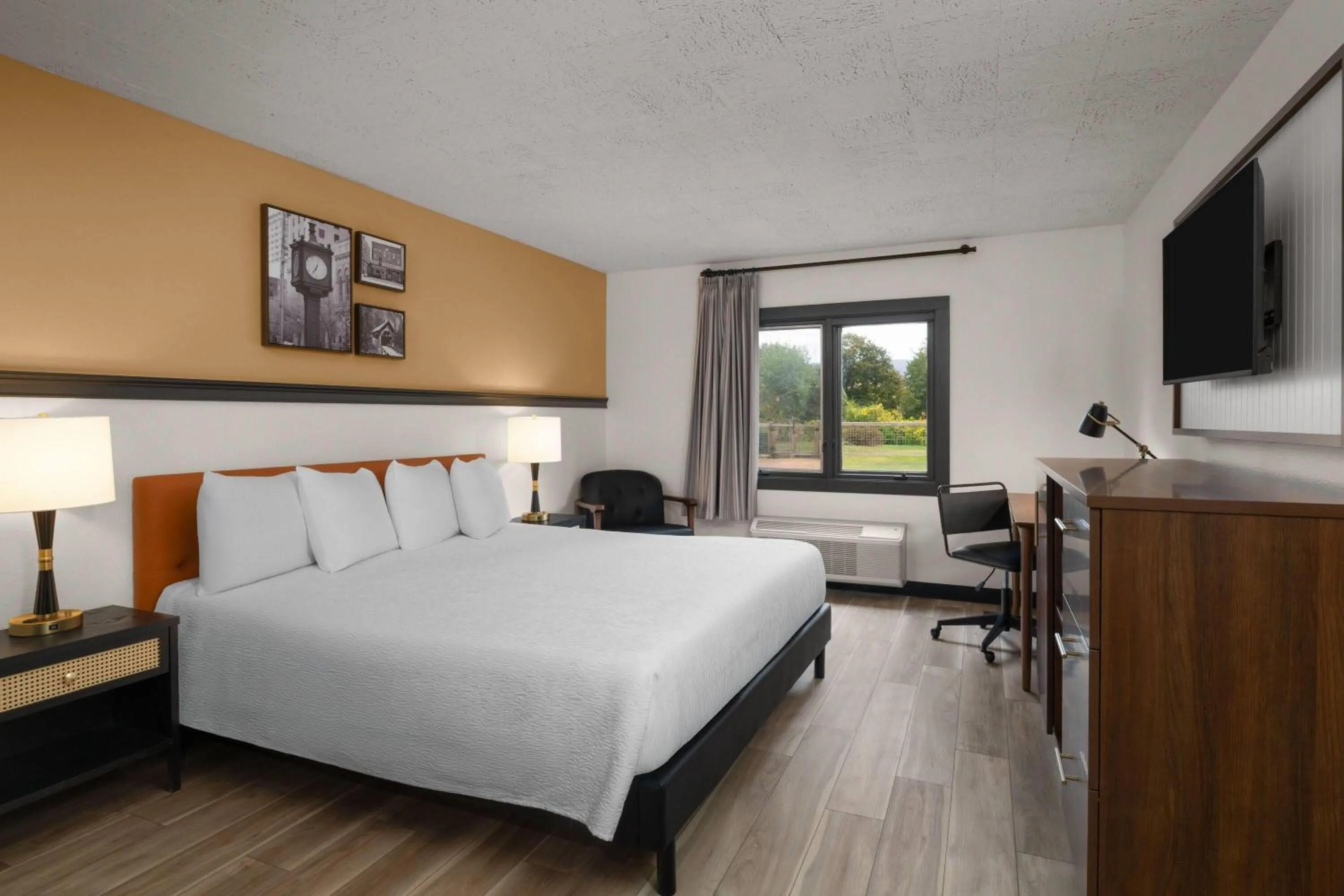 Photo of the whole room, Bed in Hotel Vervana, Trademark Collection by Wyndham