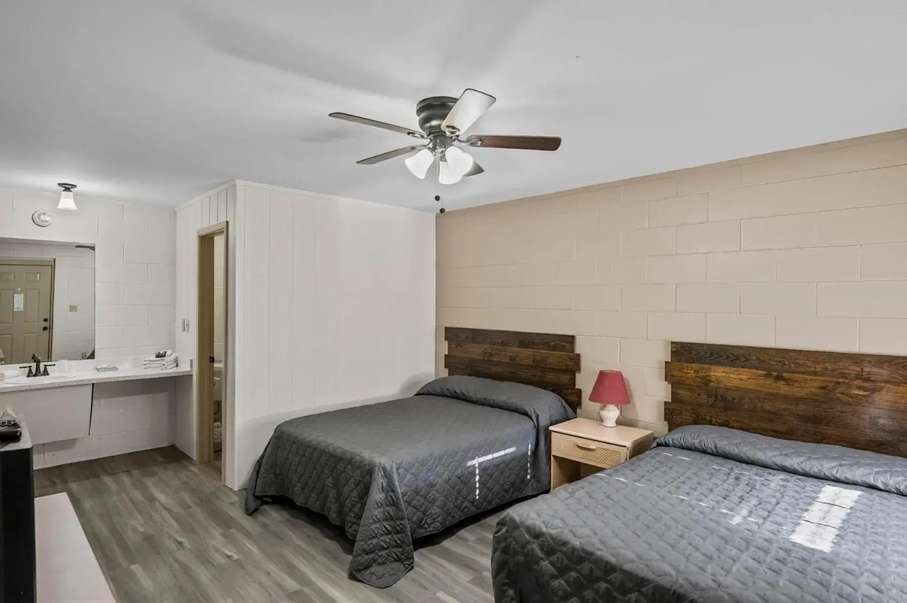 Superior Double Room in Axtons Bass City Lake Front Resort Superior Double Room in Axtons Bass City Lake Front Resort