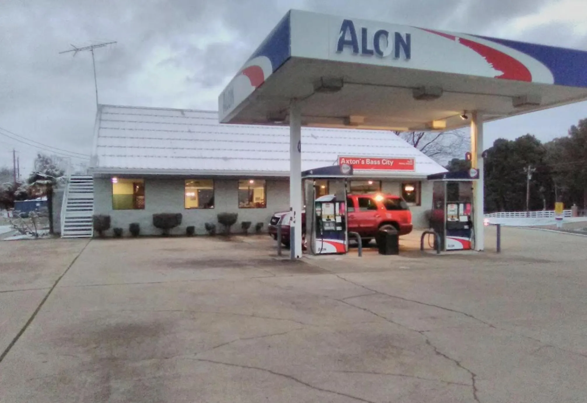 Axtons Bass City Lake Front Resort