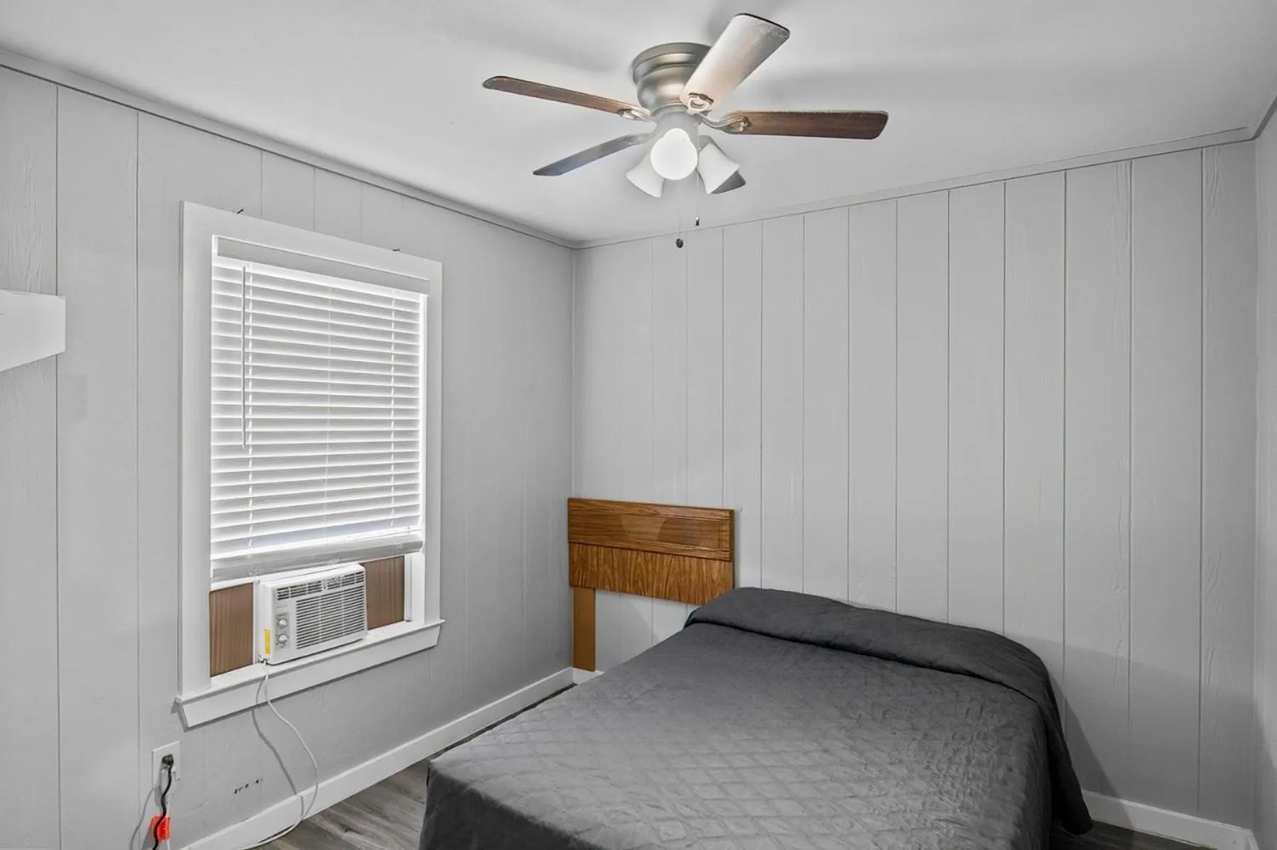 Bed in Axtons Bass City Lake Front Resort