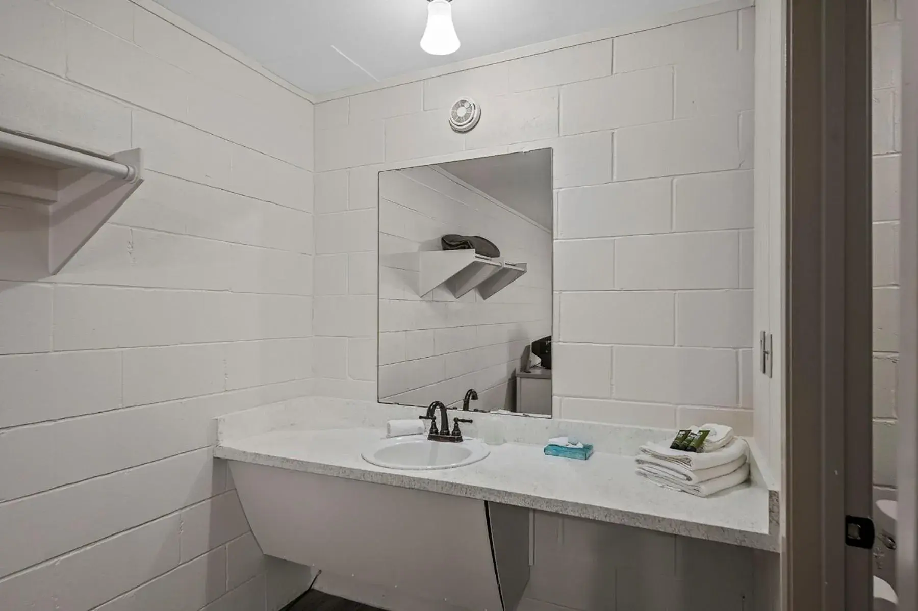 Standard Double Room in Axtons Bass City Lake Front Resort Standard Double Room in Axtons Bass City Lake Front Resort