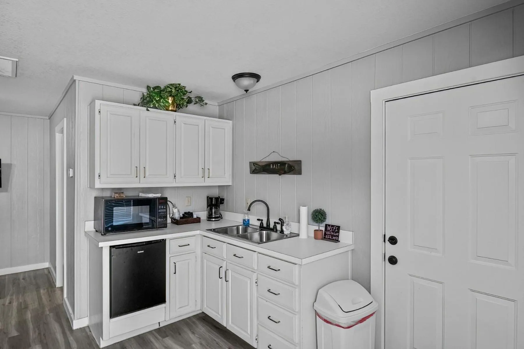 Axtons Bass City Lake Front Resort