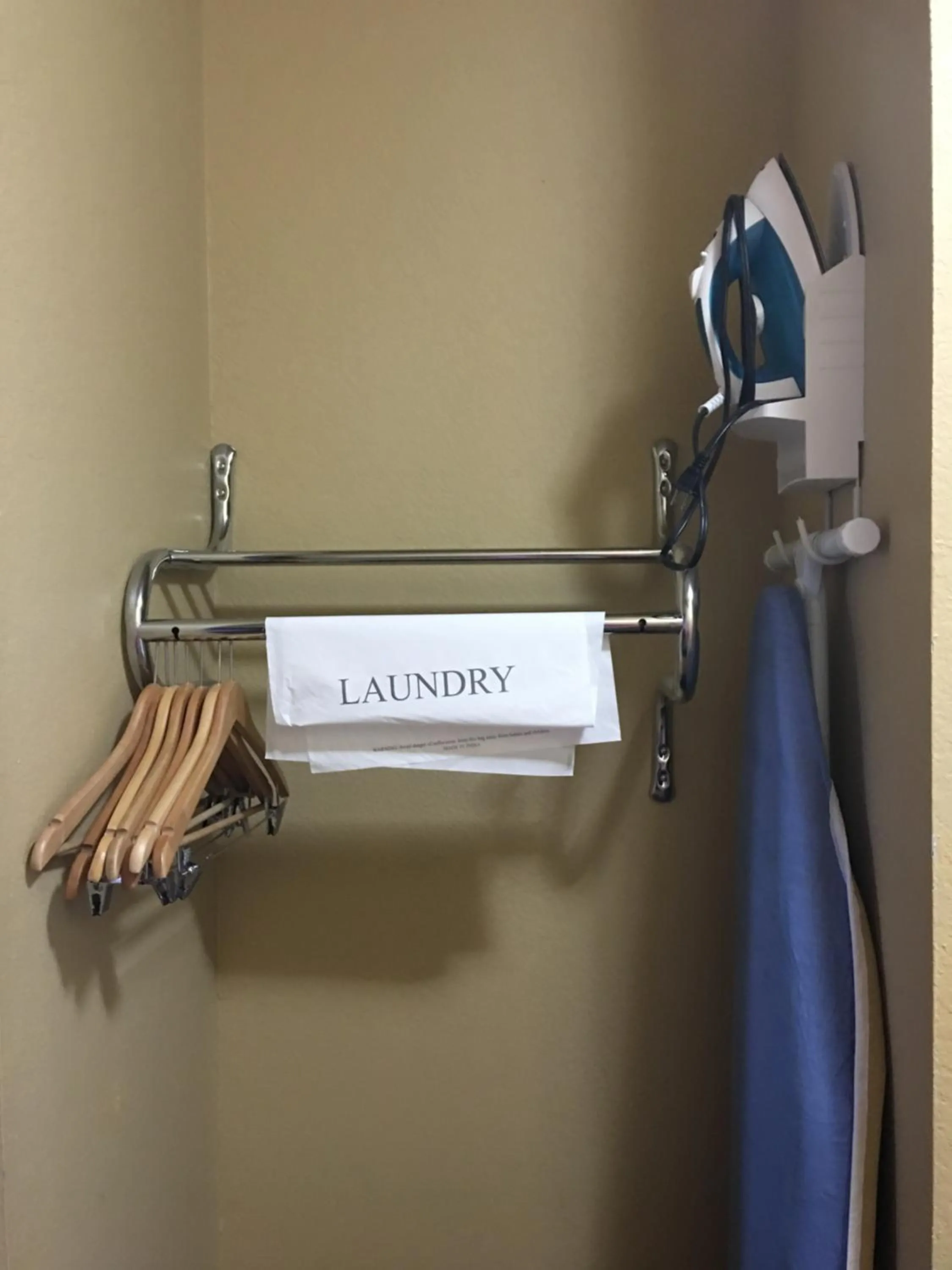 Econo Lodge Inn & Suites