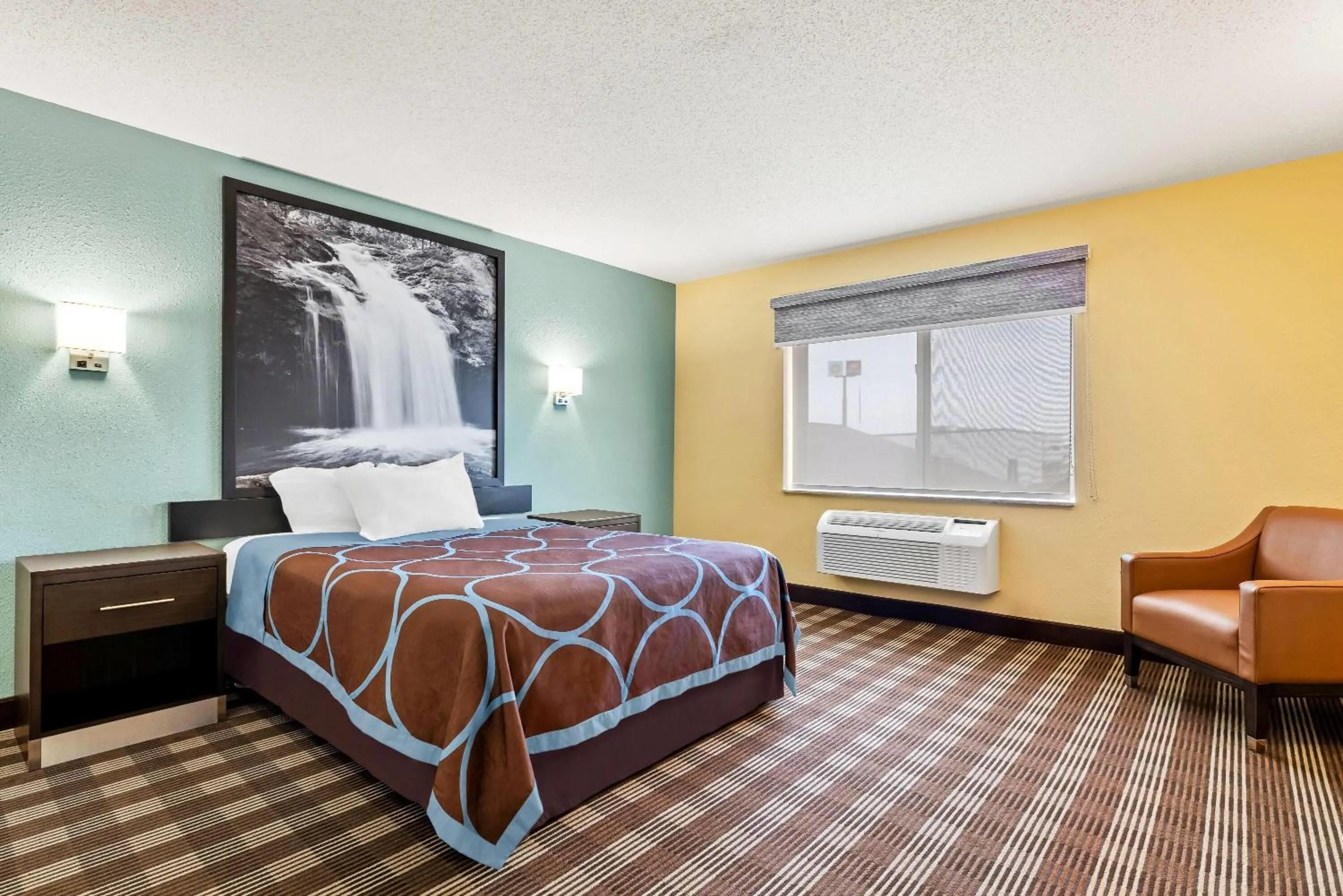 Photo of the whole room, Bed in Super 8 by Wyndham Osseo WI