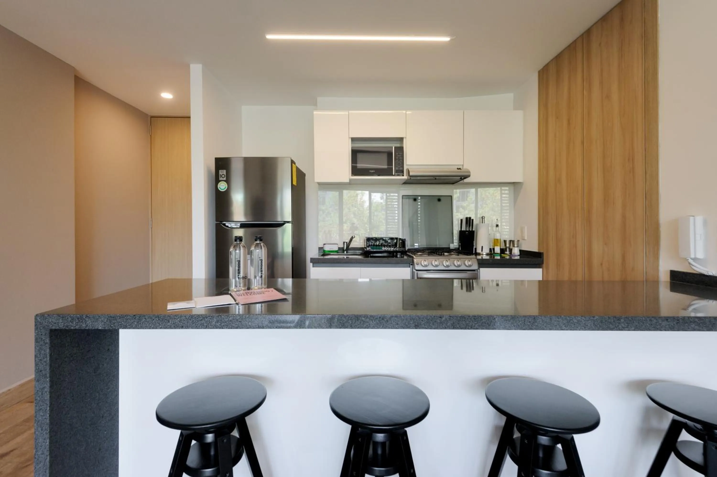 Kitchen or kitchenette in Londres 256 by Wynwood House