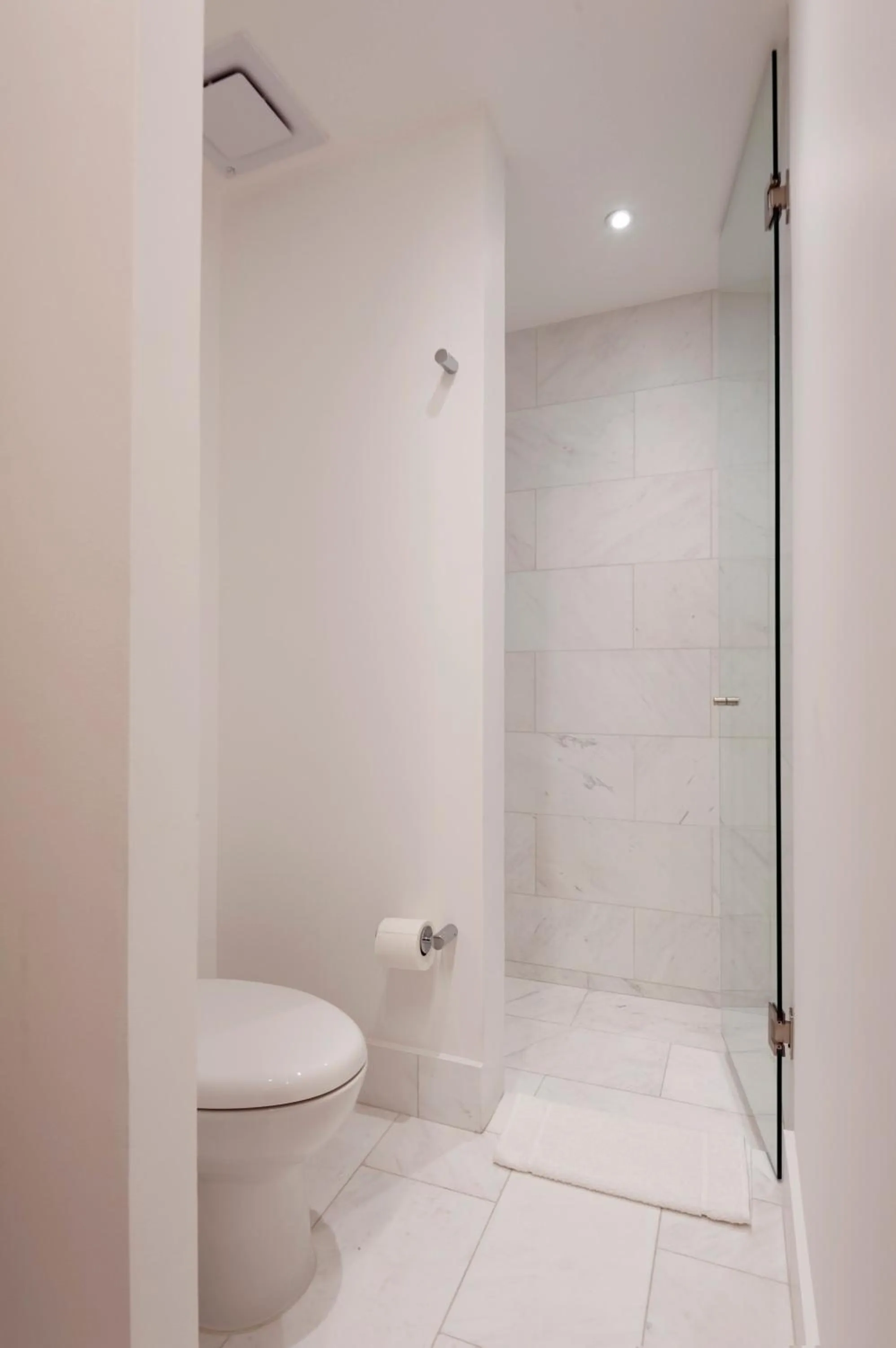 Bathroom in Londres 256 by Wynwood House