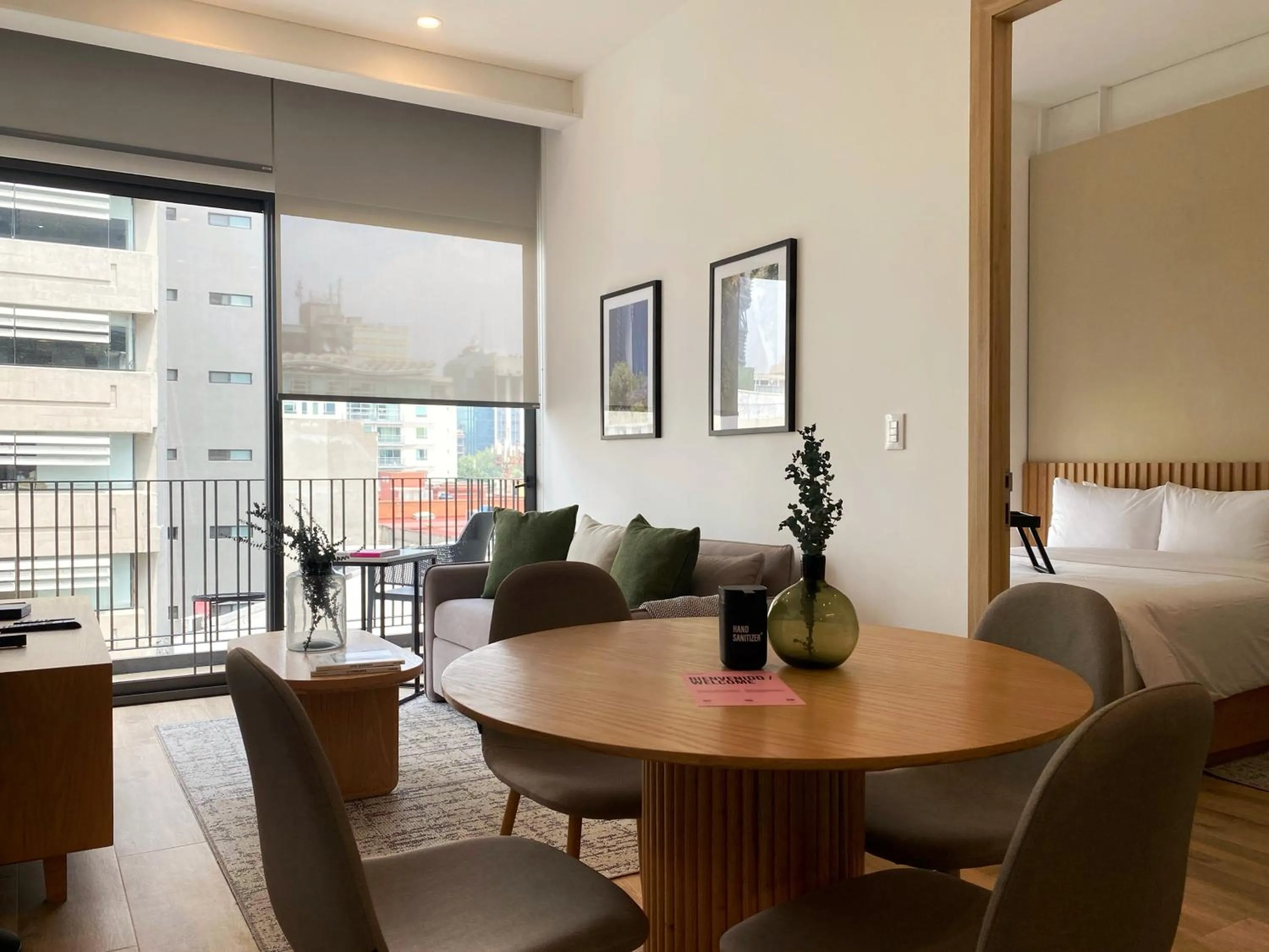 Dining area, Bed in Londres 256 by Wynwood House