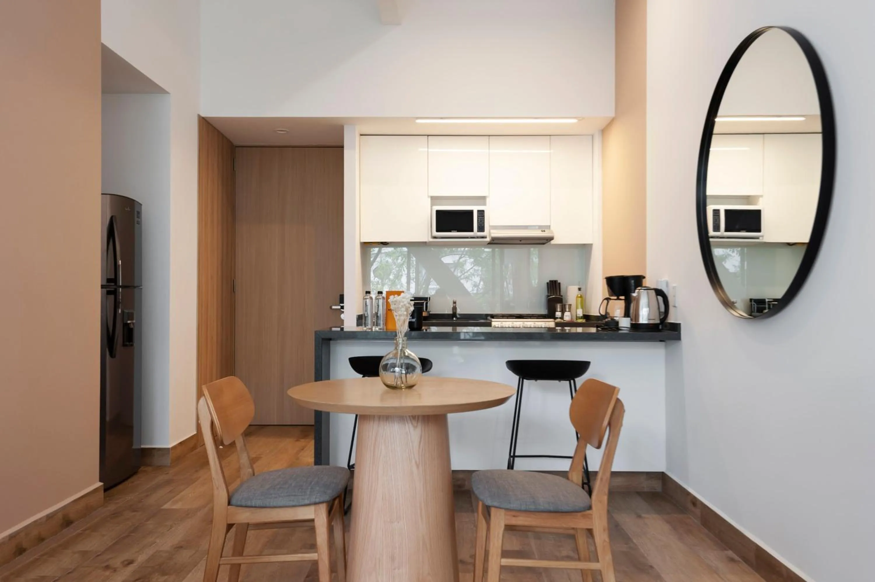 Dining area in Londres 256 by Wynwood House