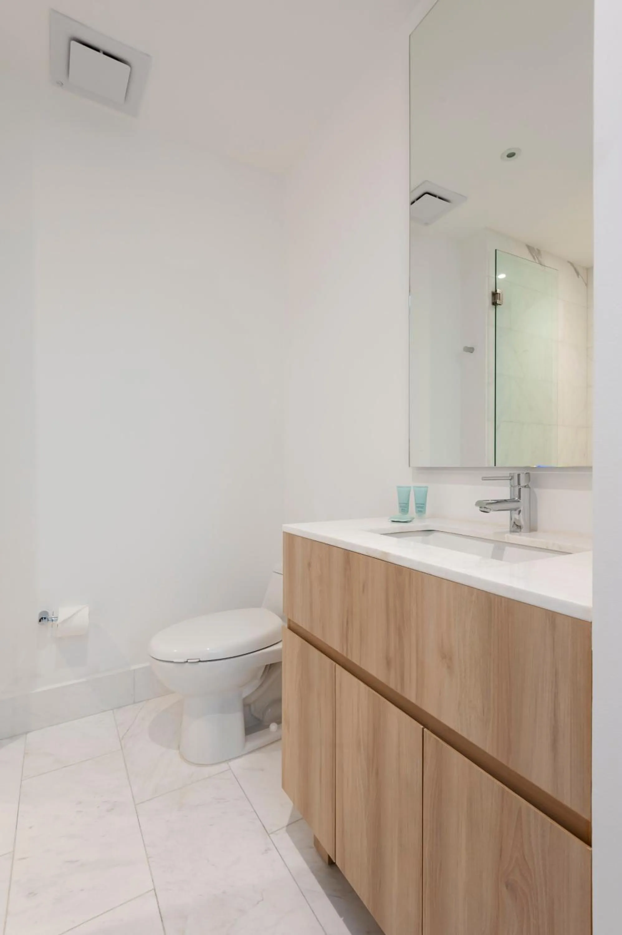 Bathroom in Londres 256 by Wynwood House