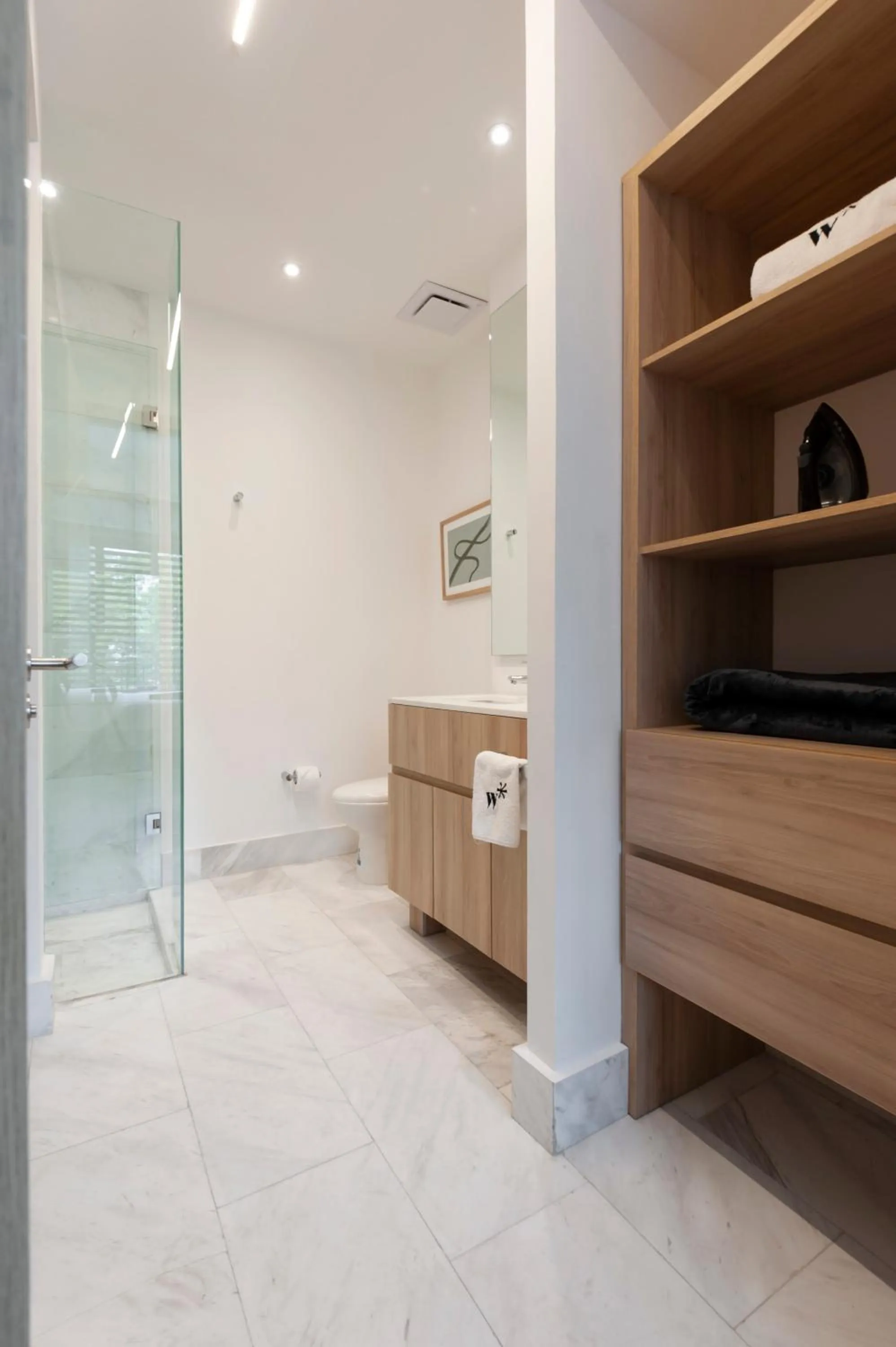 Bathroom in Londres 256 by Wynwood House