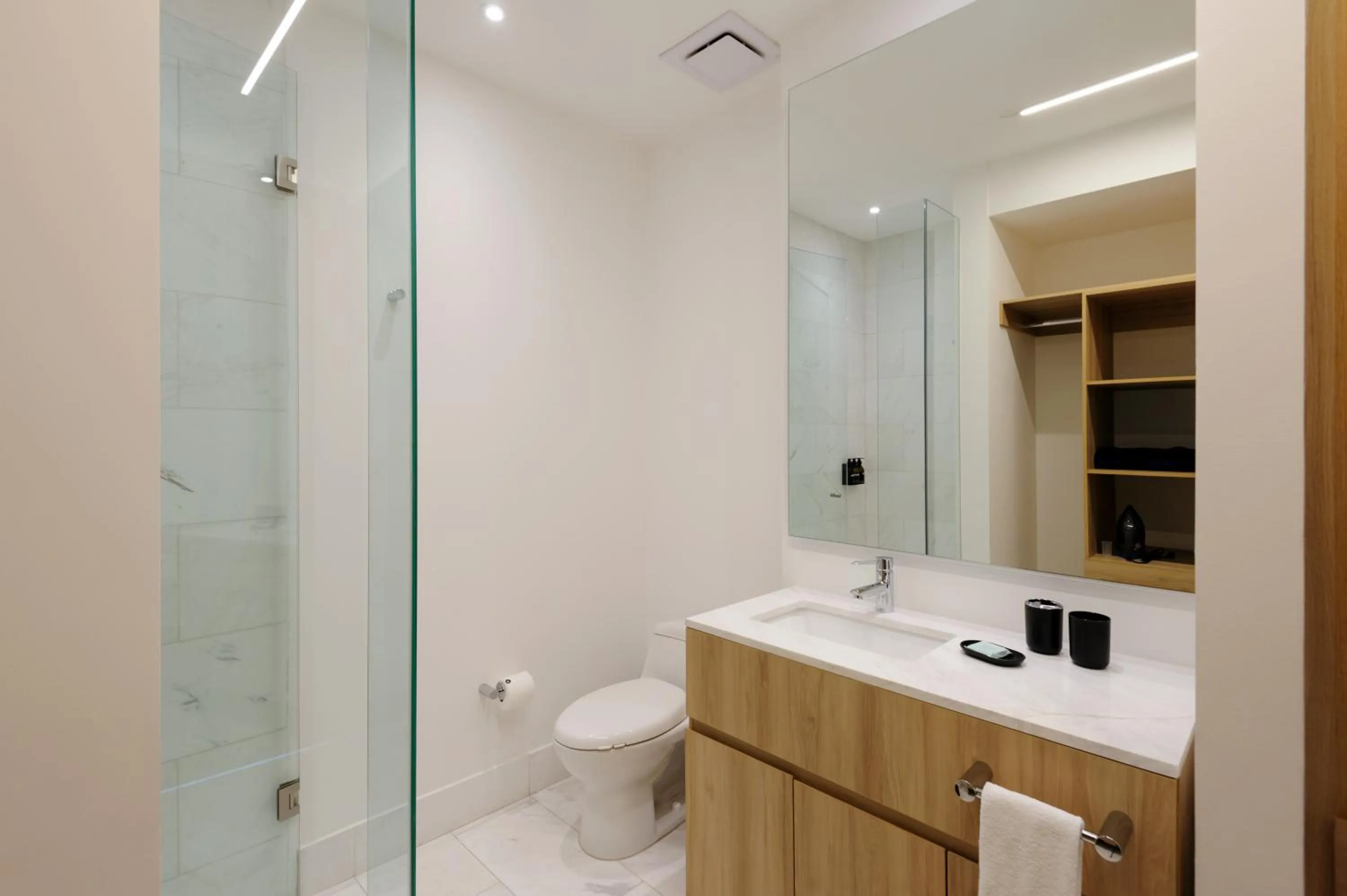 Bathroom in Londres 256 by Wynwood House