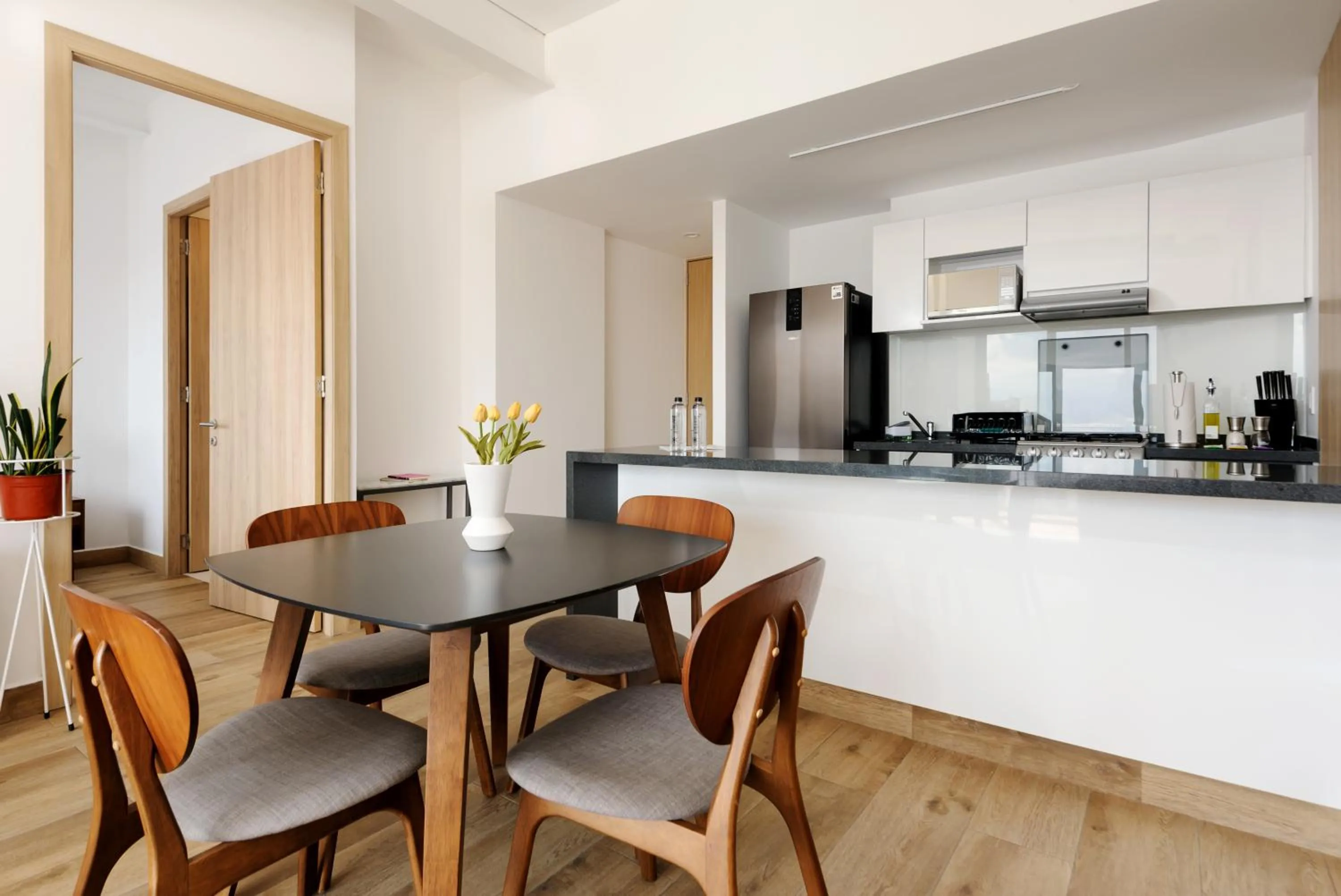 Dining area in Londres 256 by Wynwood House