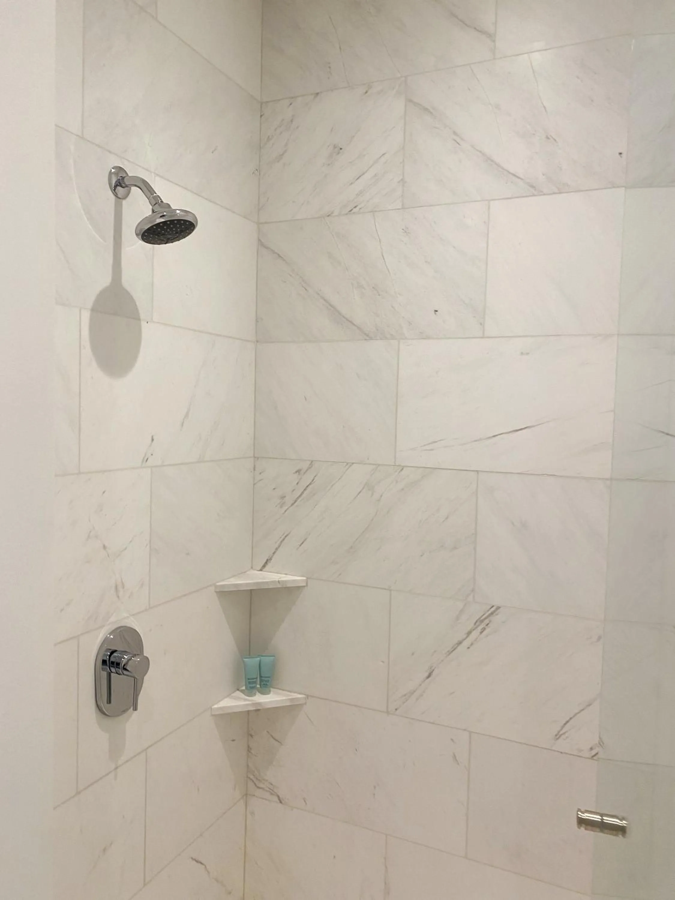 Shower in Londres 256 by Wynwood House