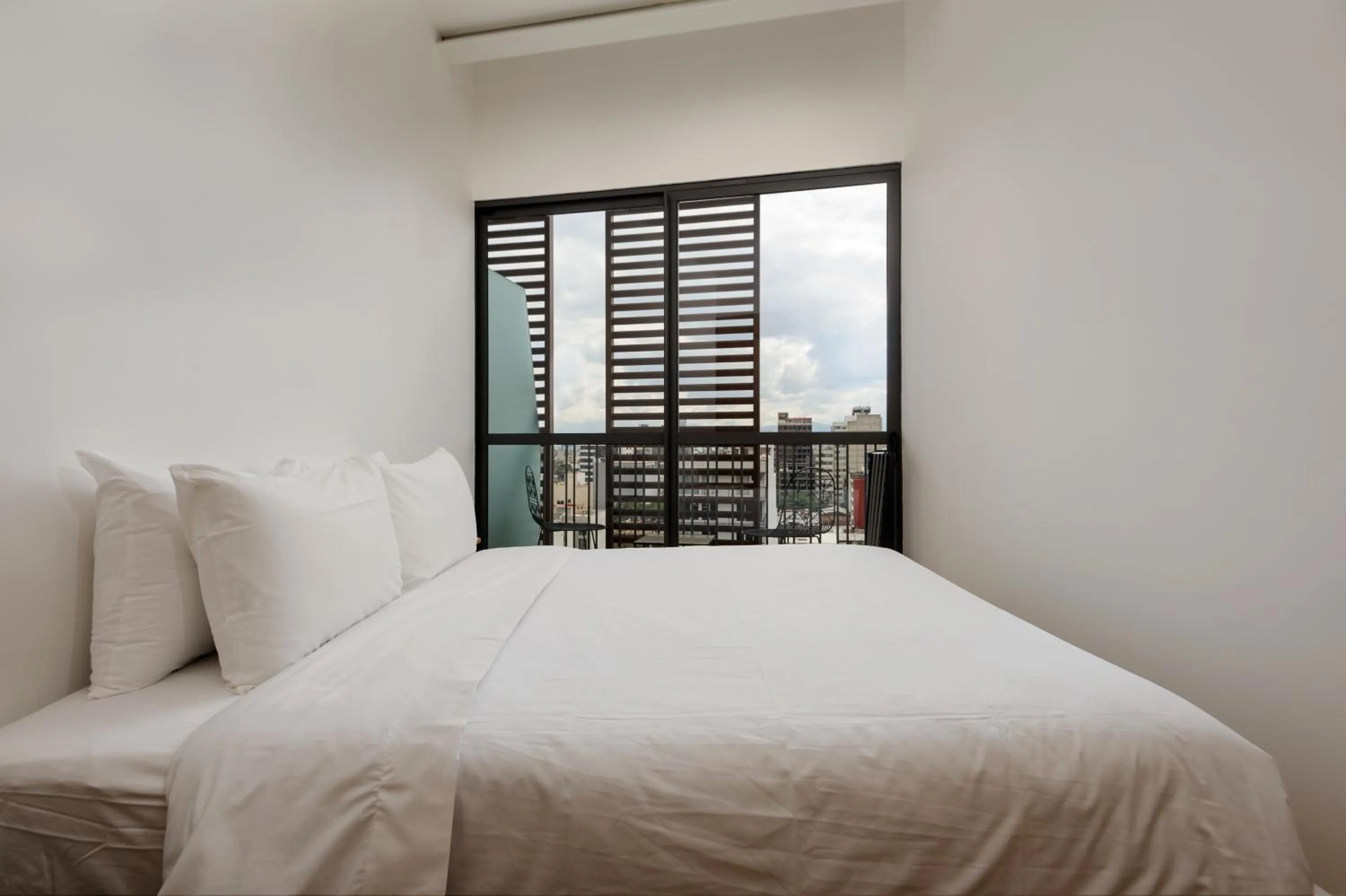 Bedroom, Bed in Londres 256 by Wynwood House