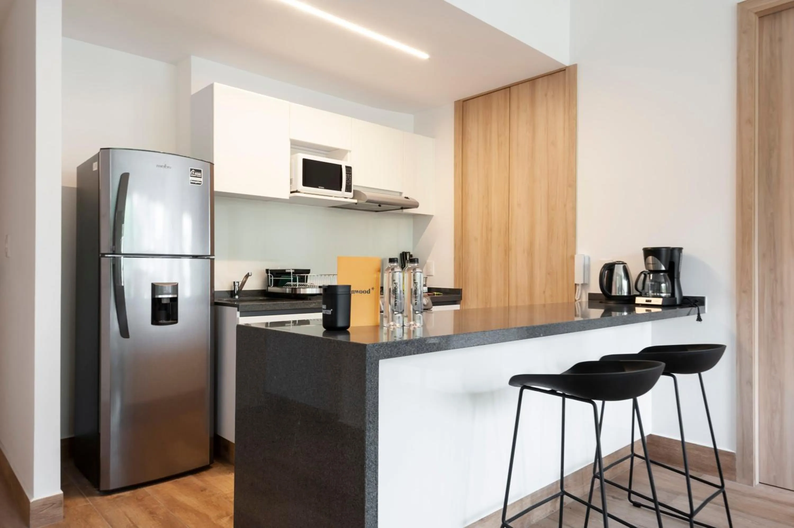 Kitchen or kitchenette in Londres 256 by Wynwood House