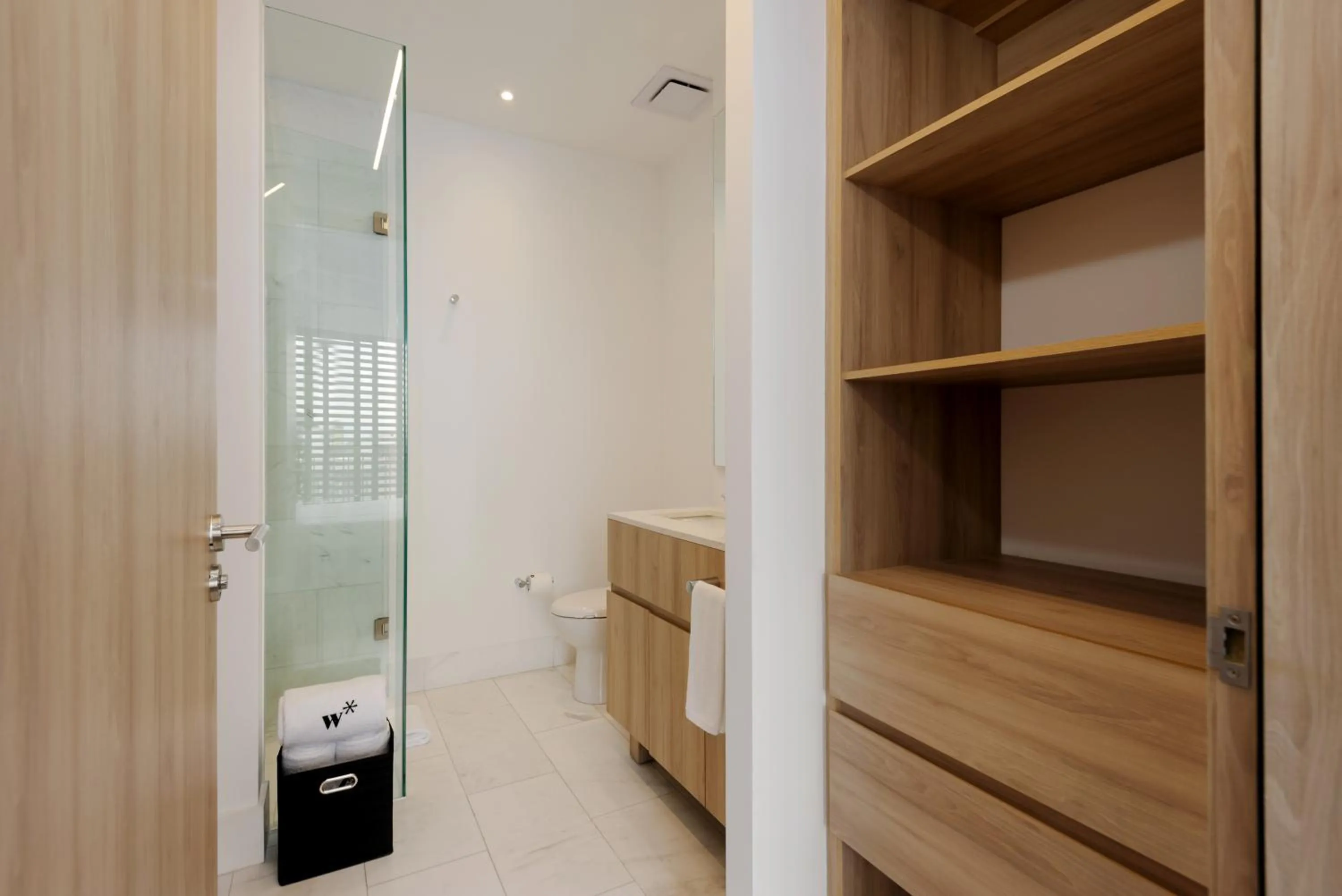 Bathroom in Londres 256 by Wynwood House