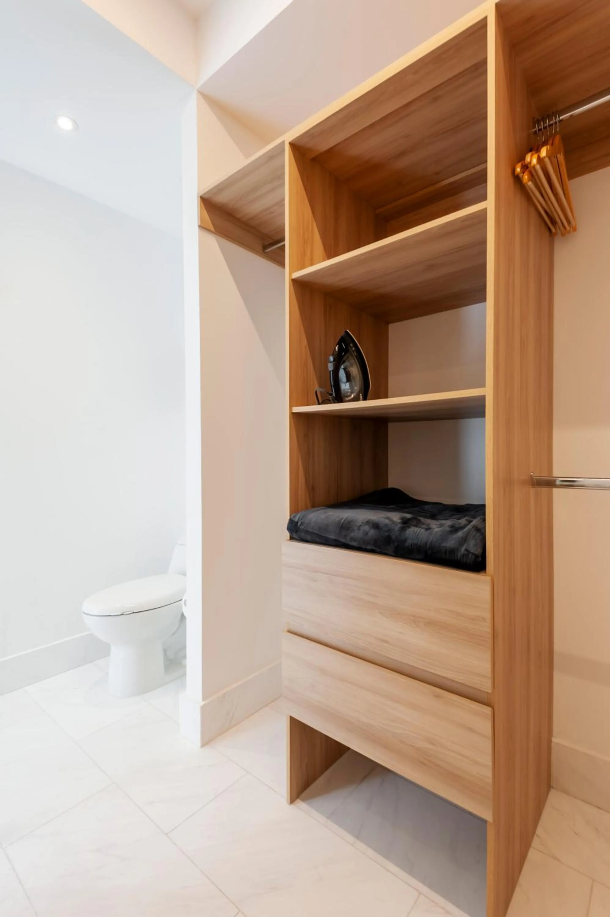 wardrobe in Londres 256 by Wynwood House