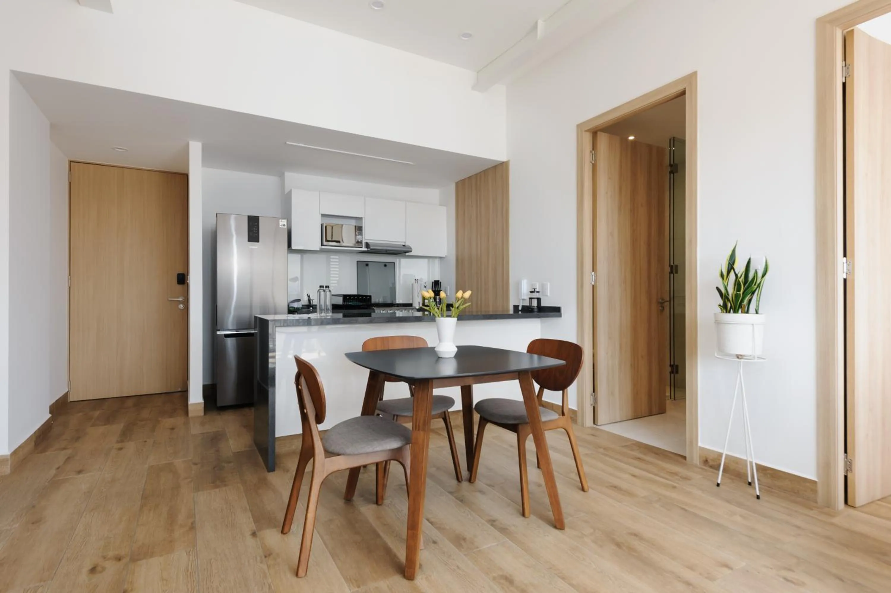 Dining area in Londres 256 by Wynwood House