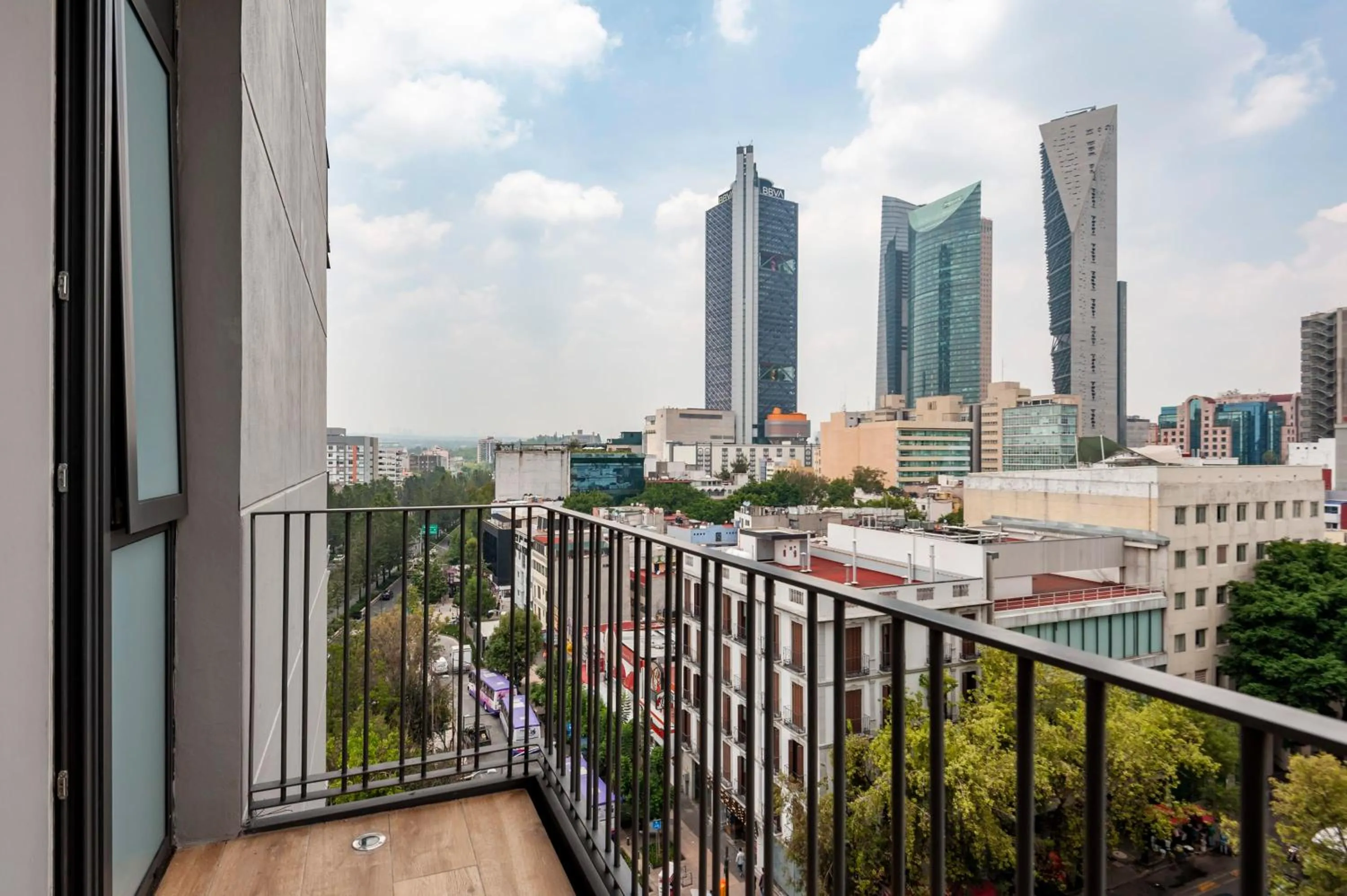 Balcony/Terrace in Londres 256 by Wynwood House