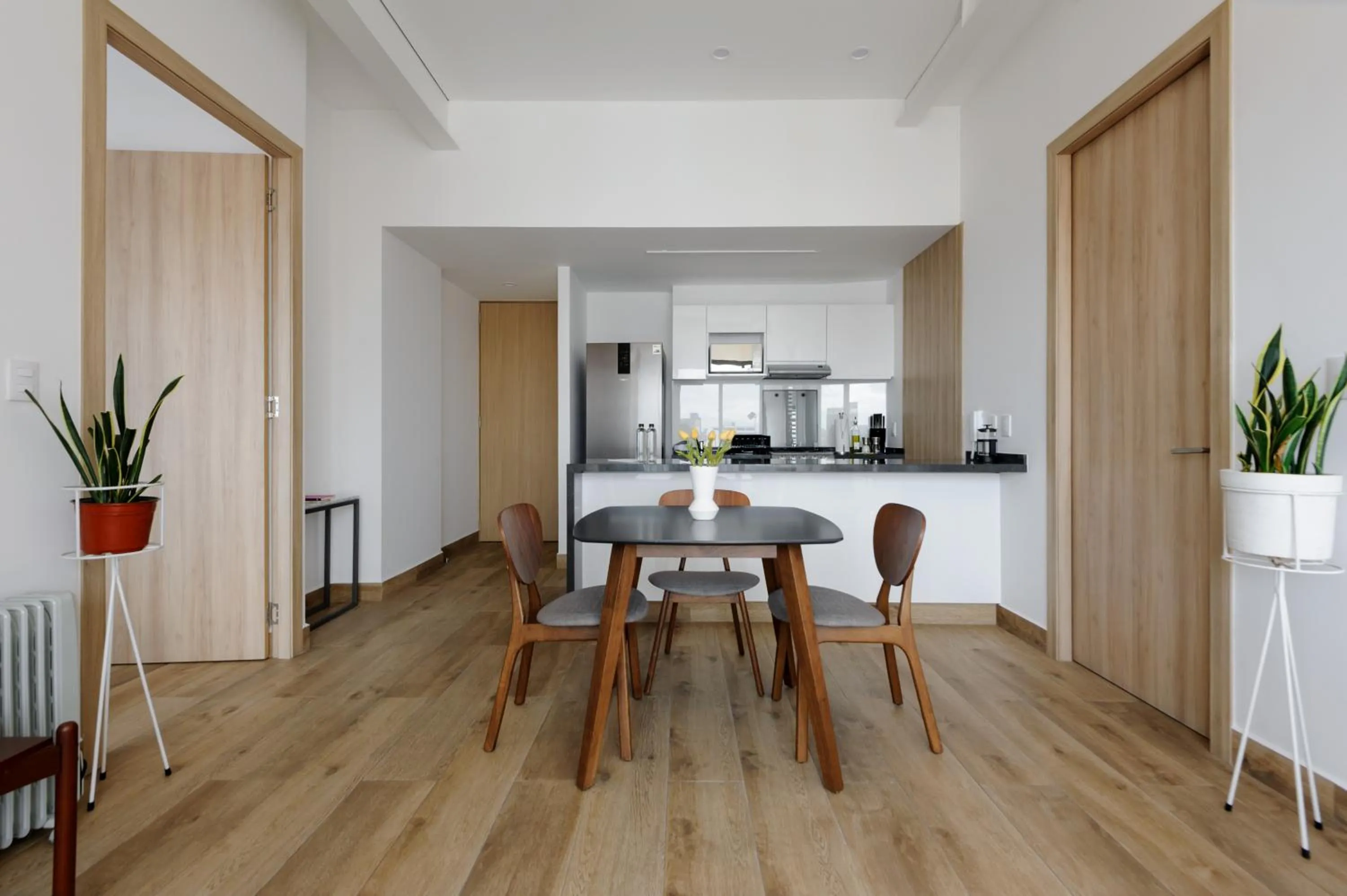 Dining area in Londres 256 by Wynwood House