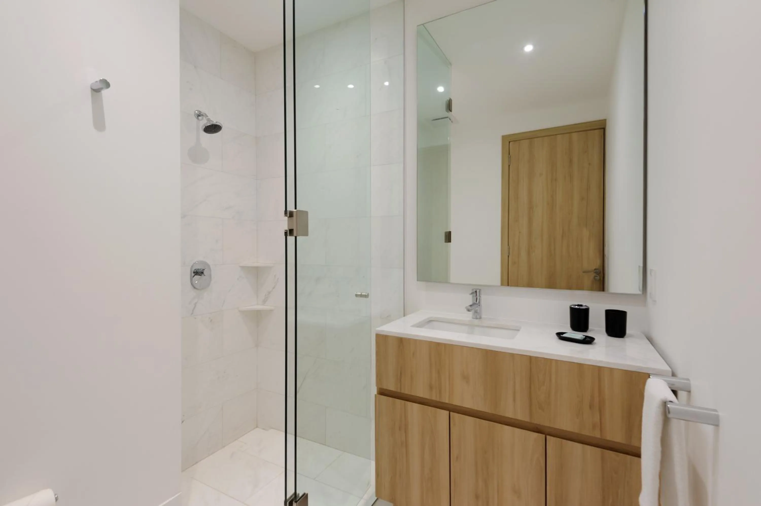 Bathroom in Londres 256 by Wynwood House