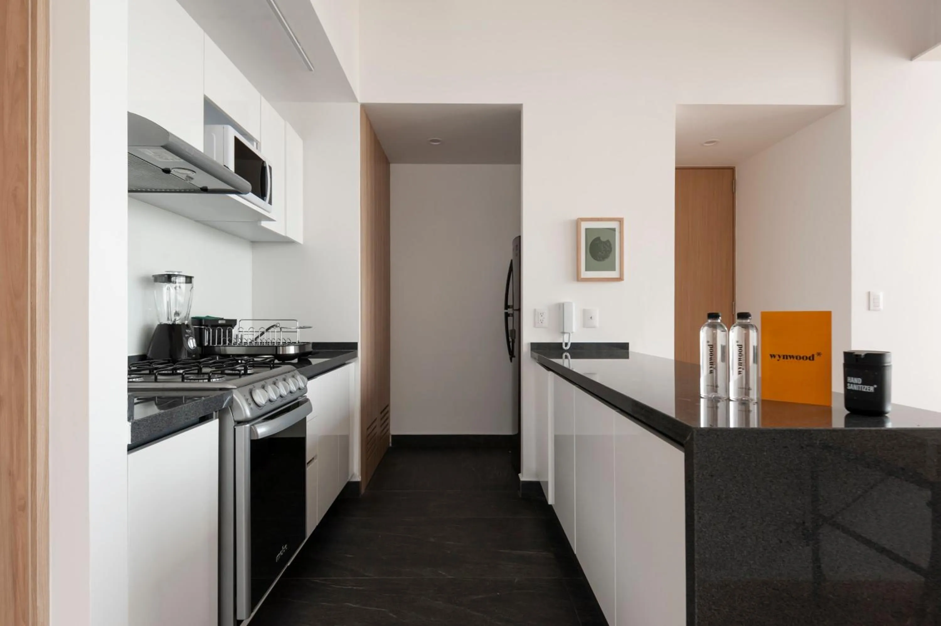 Kitchen or kitchenette in Londres 256 by Wynwood House