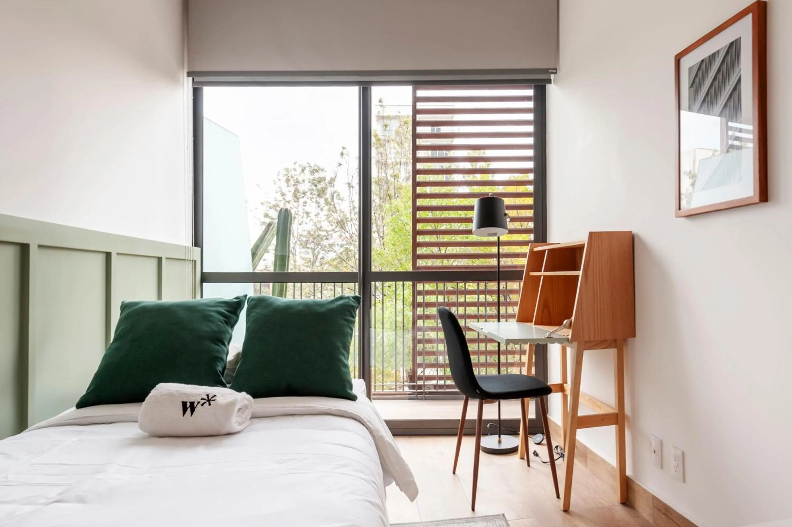 Bedroom, Bed in Londres 256 by Wynwood House