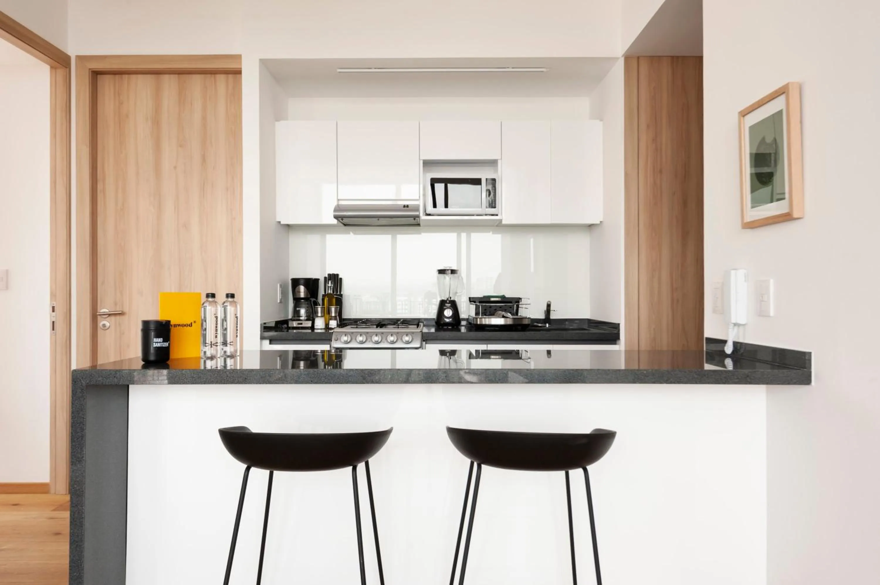 Kitchen or kitchenette in Londres 256 by Wynwood House