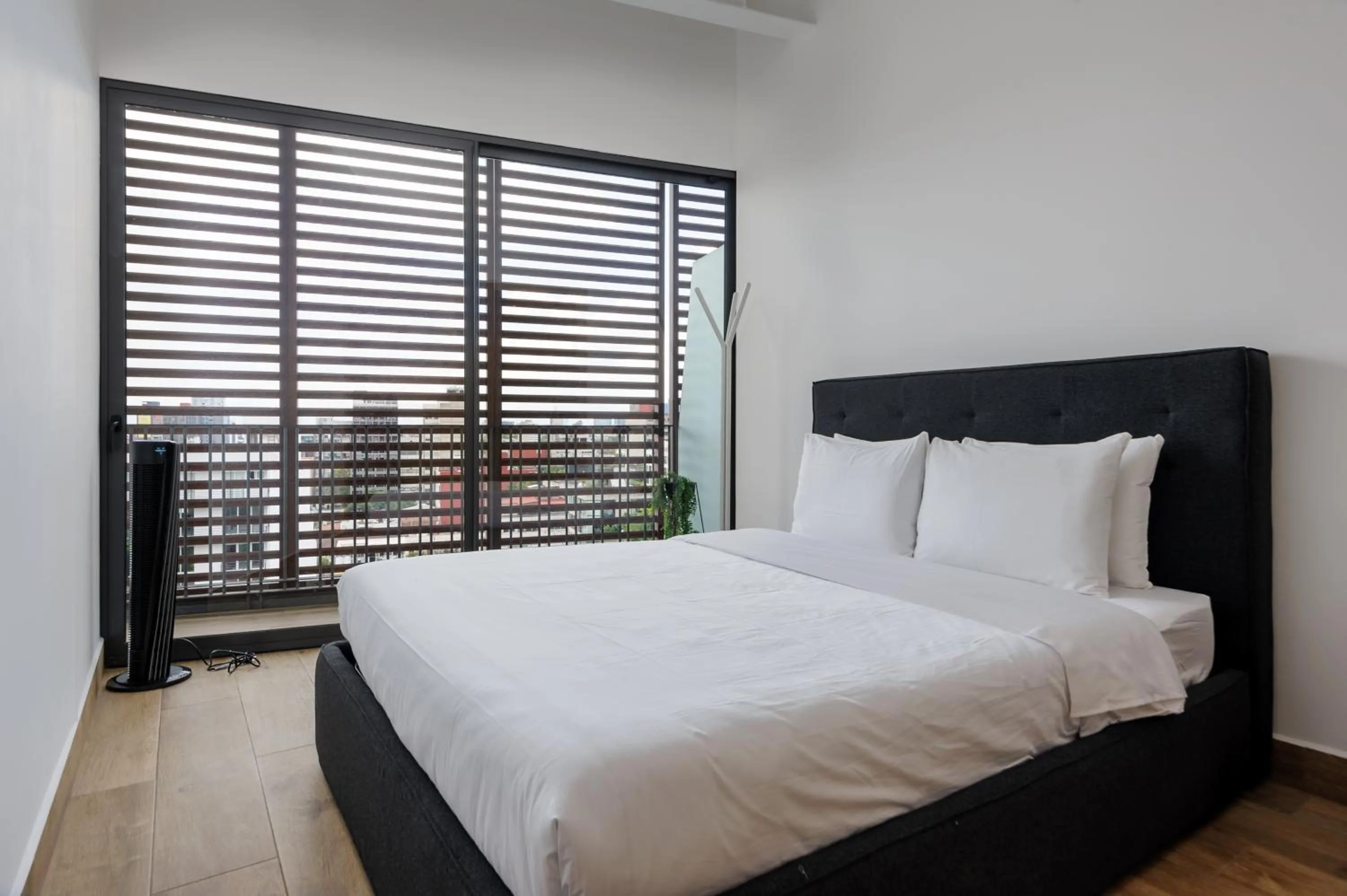 Bedroom, Bed in Londres 256 by Wynwood House