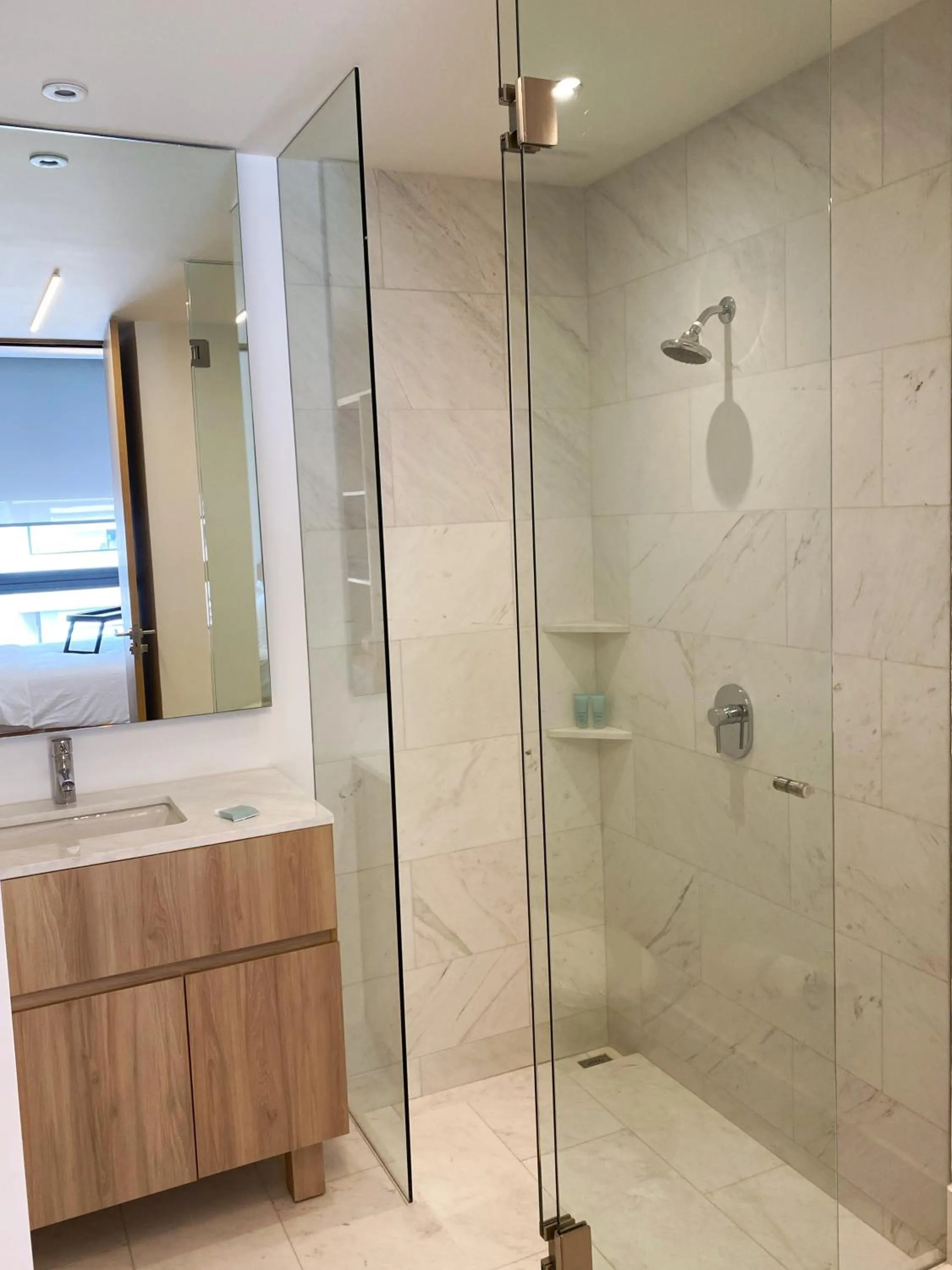 Shower in Londres 256 by Wynwood House