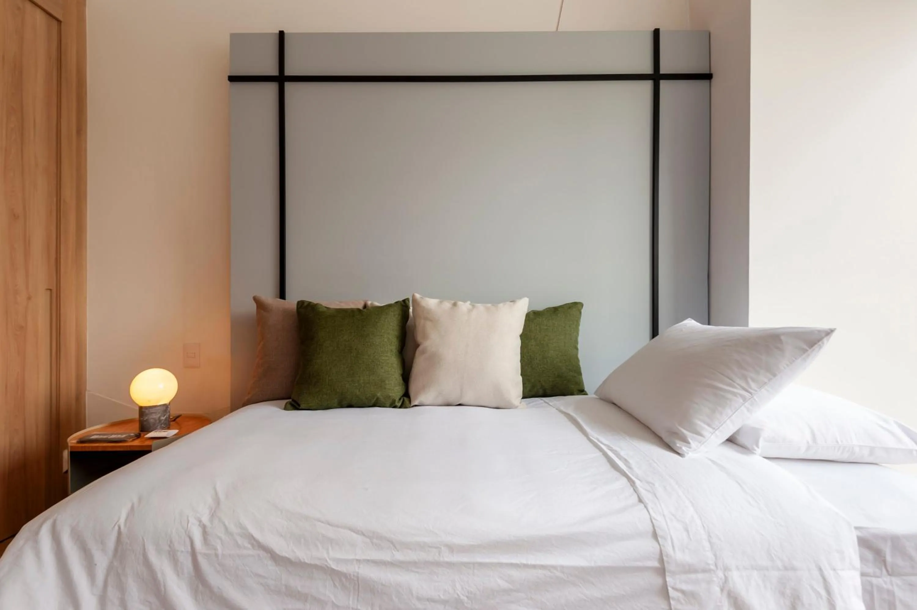 Bedroom, Bed in Londres 256 by Wynwood House