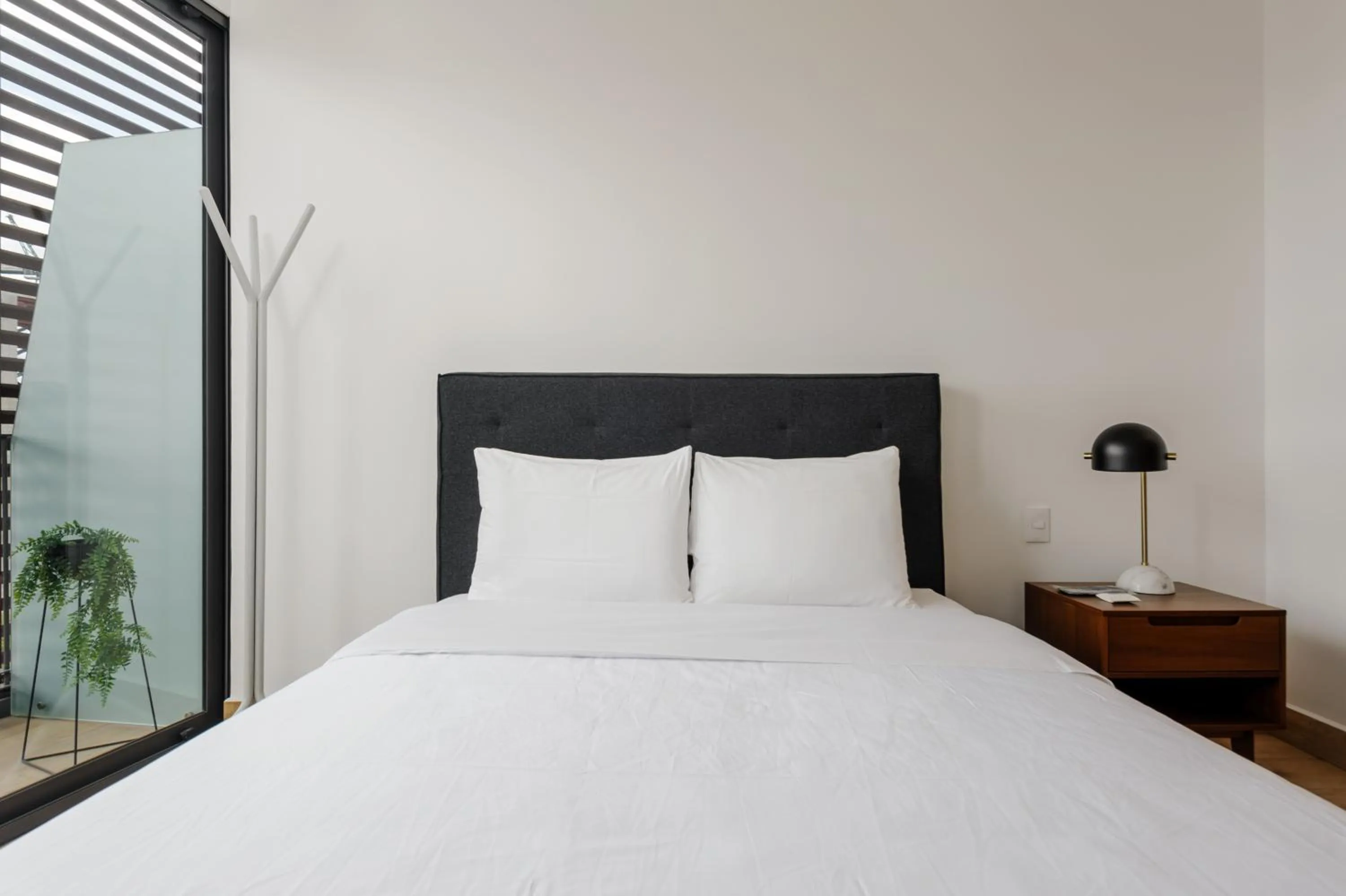 Bedroom, Bed in Londres 256 by Wynwood House