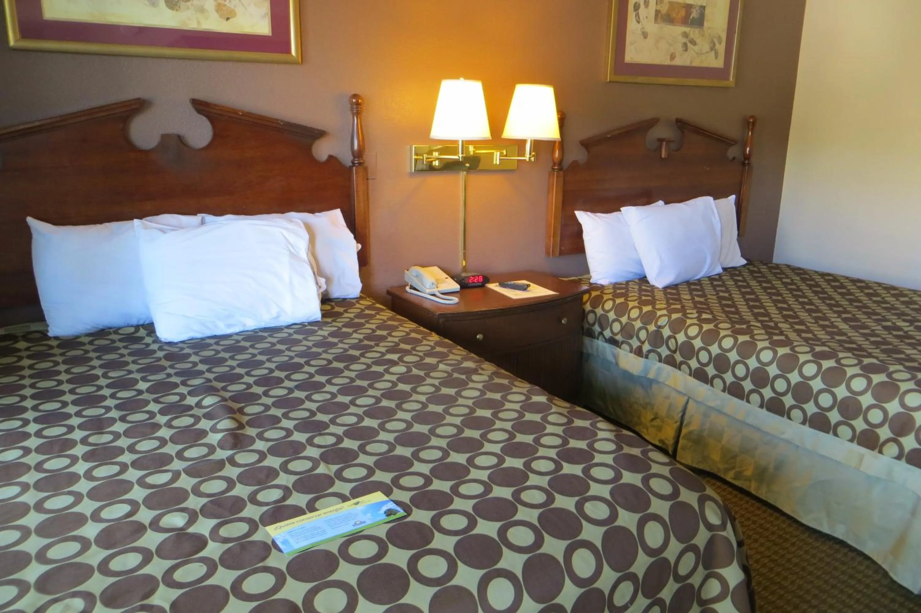 Bed in American Inn Stockton