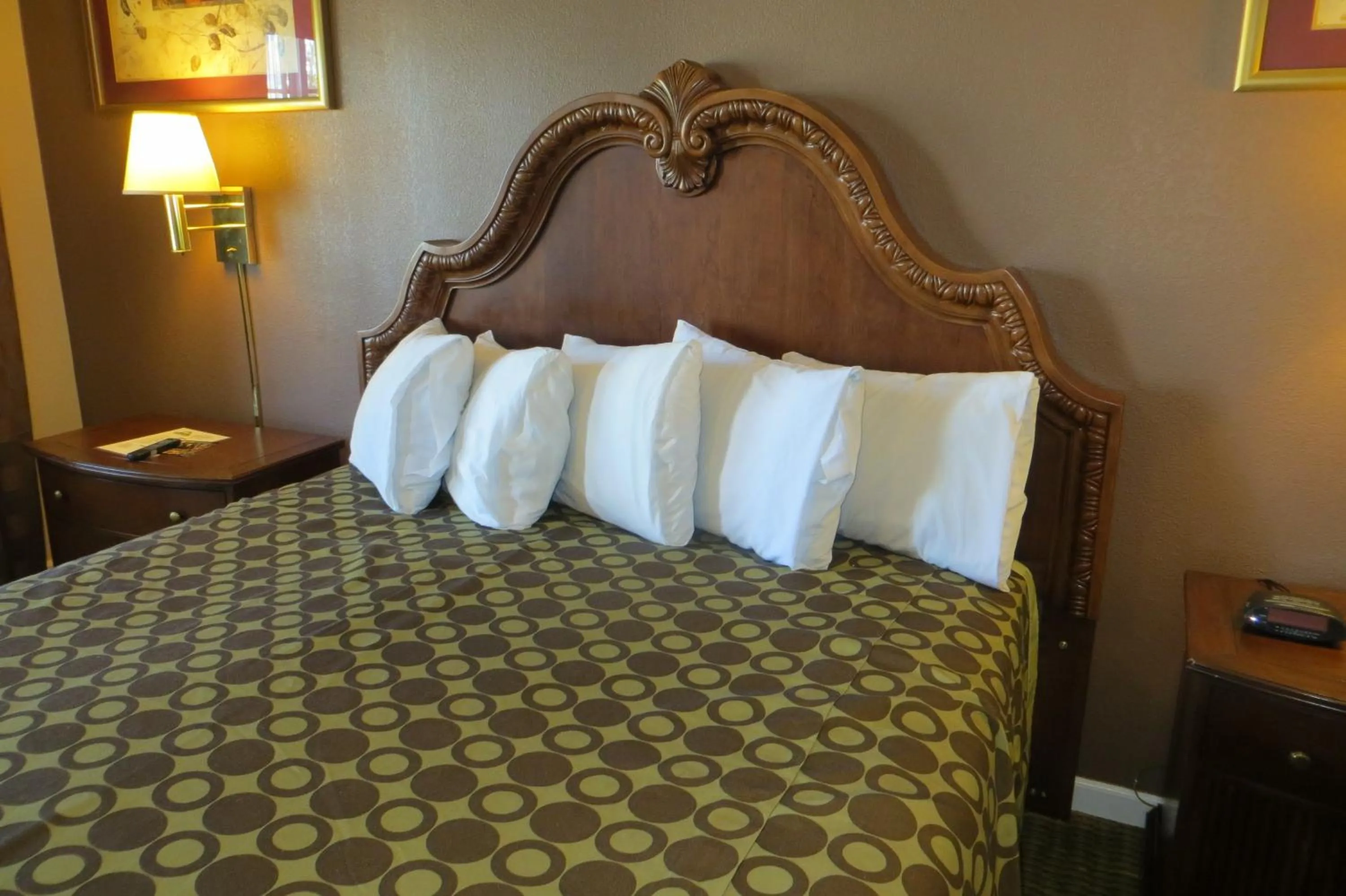Bed in American Inn Stockton