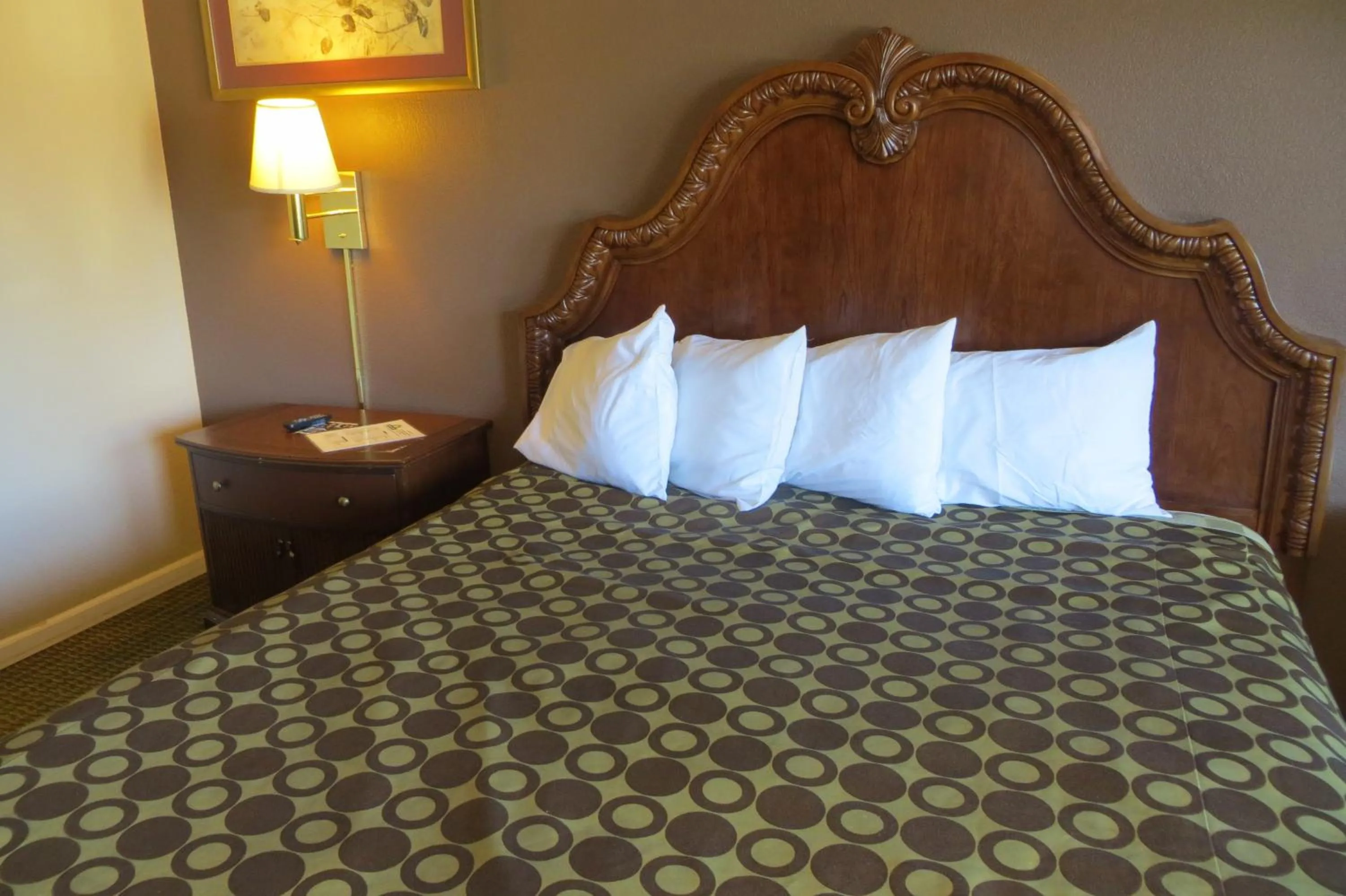 Bed in American Inn Stockton