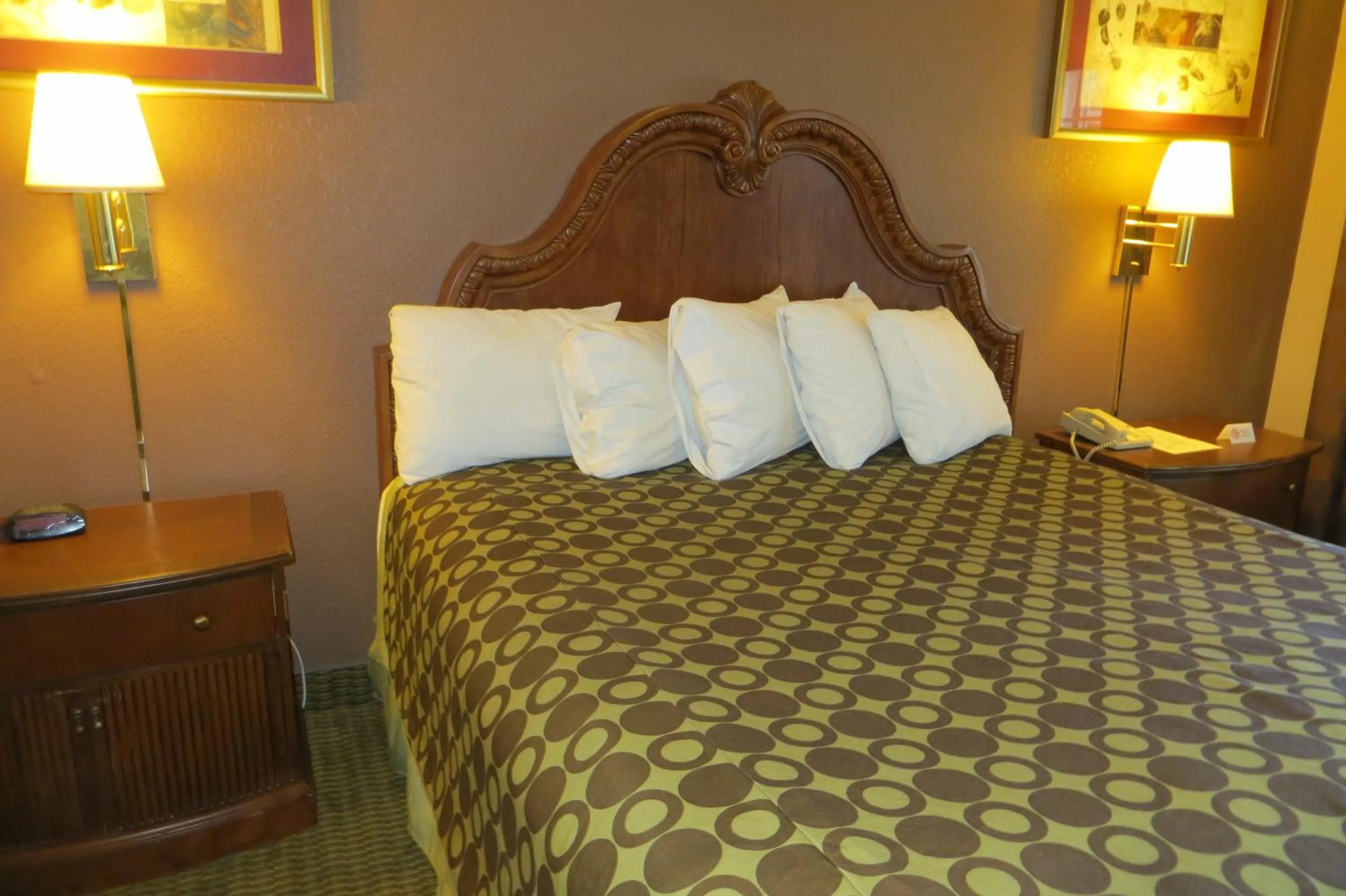 Bed in American Inn Stockton