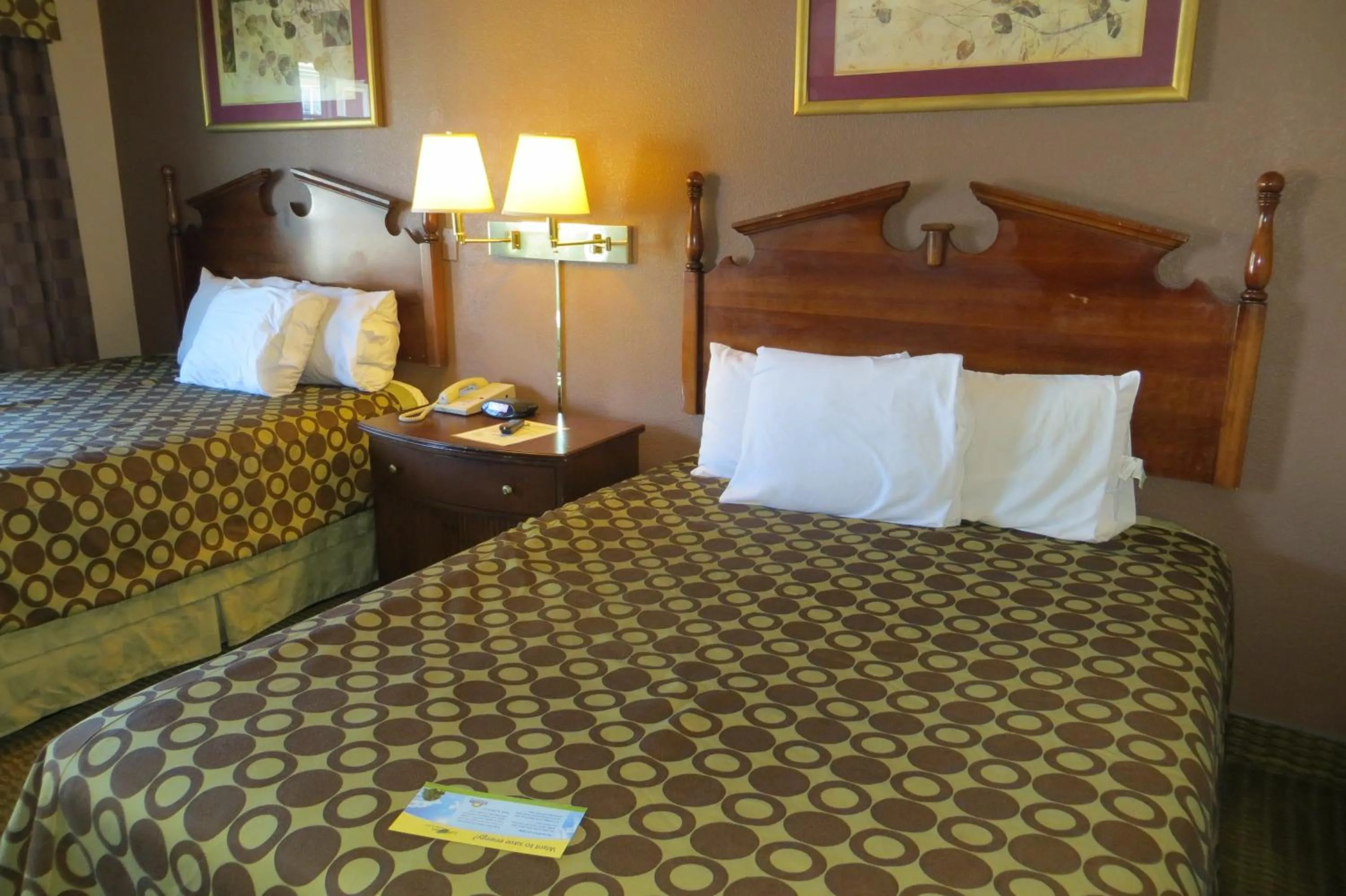 Bed in American Inn Stockton